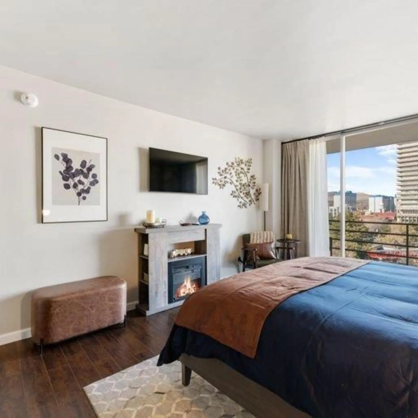 Seating area, Bed in Panorama Place