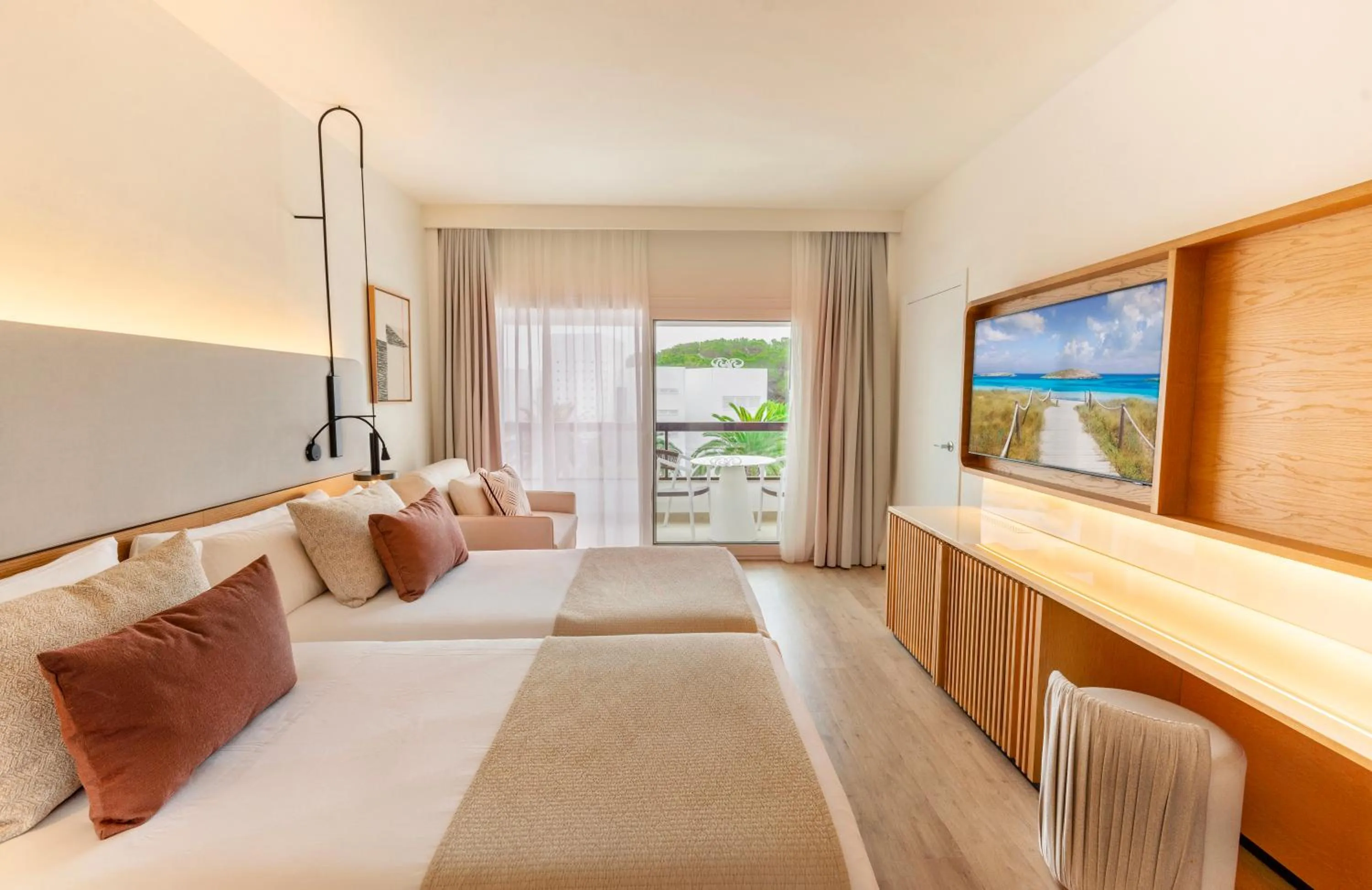 Communal lounge/ TV room, Bed in Grand Palladium Select Palace Ibiza - All Inclusive