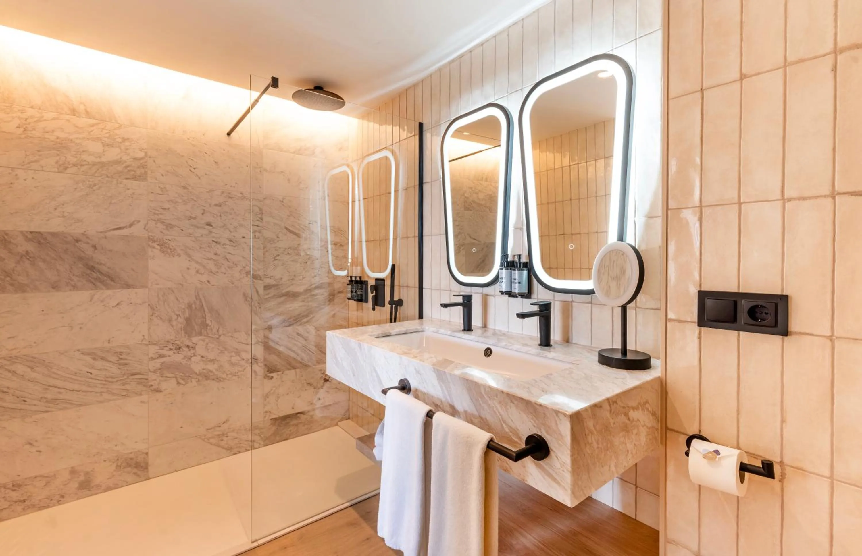 Shower in Grand Palladium Select Palace Ibiza - All Inclusive