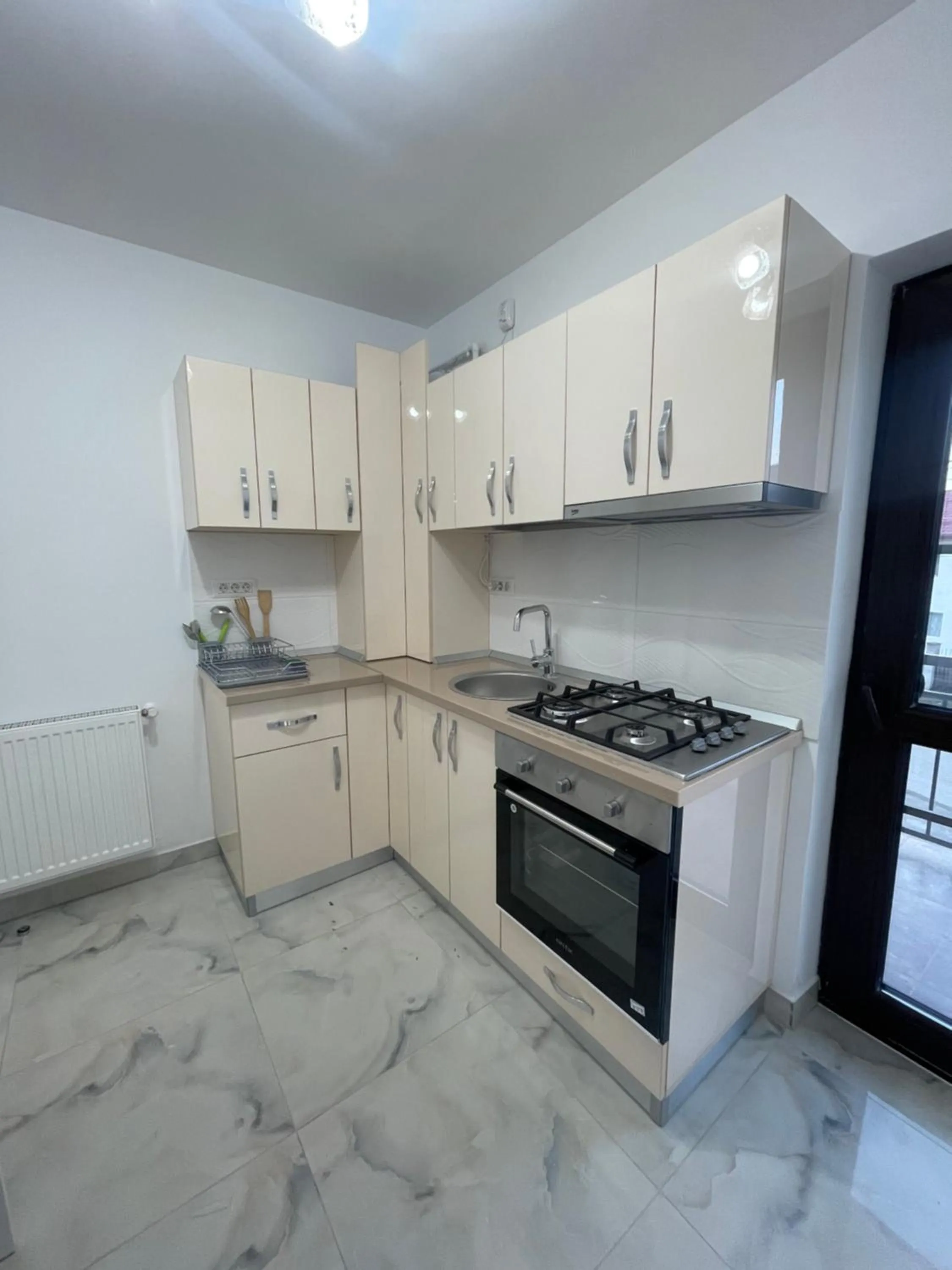 Kitchen or kitchenette in Pensiunea Giulia