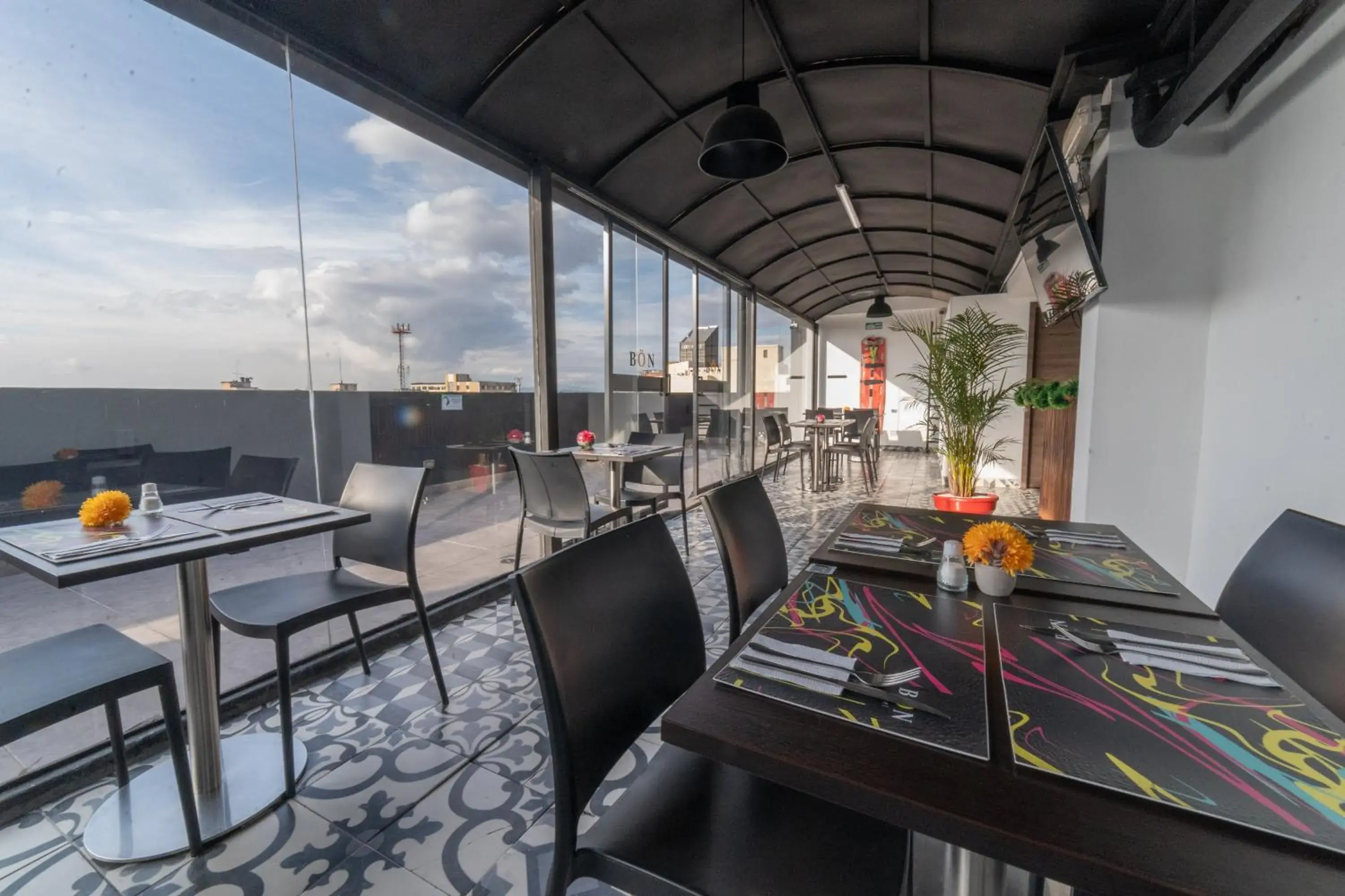 Restaurant/places to eat in Bon 17 Hotel By SHG Restaurant/places to eat in Bon 17 Hotel By SHG