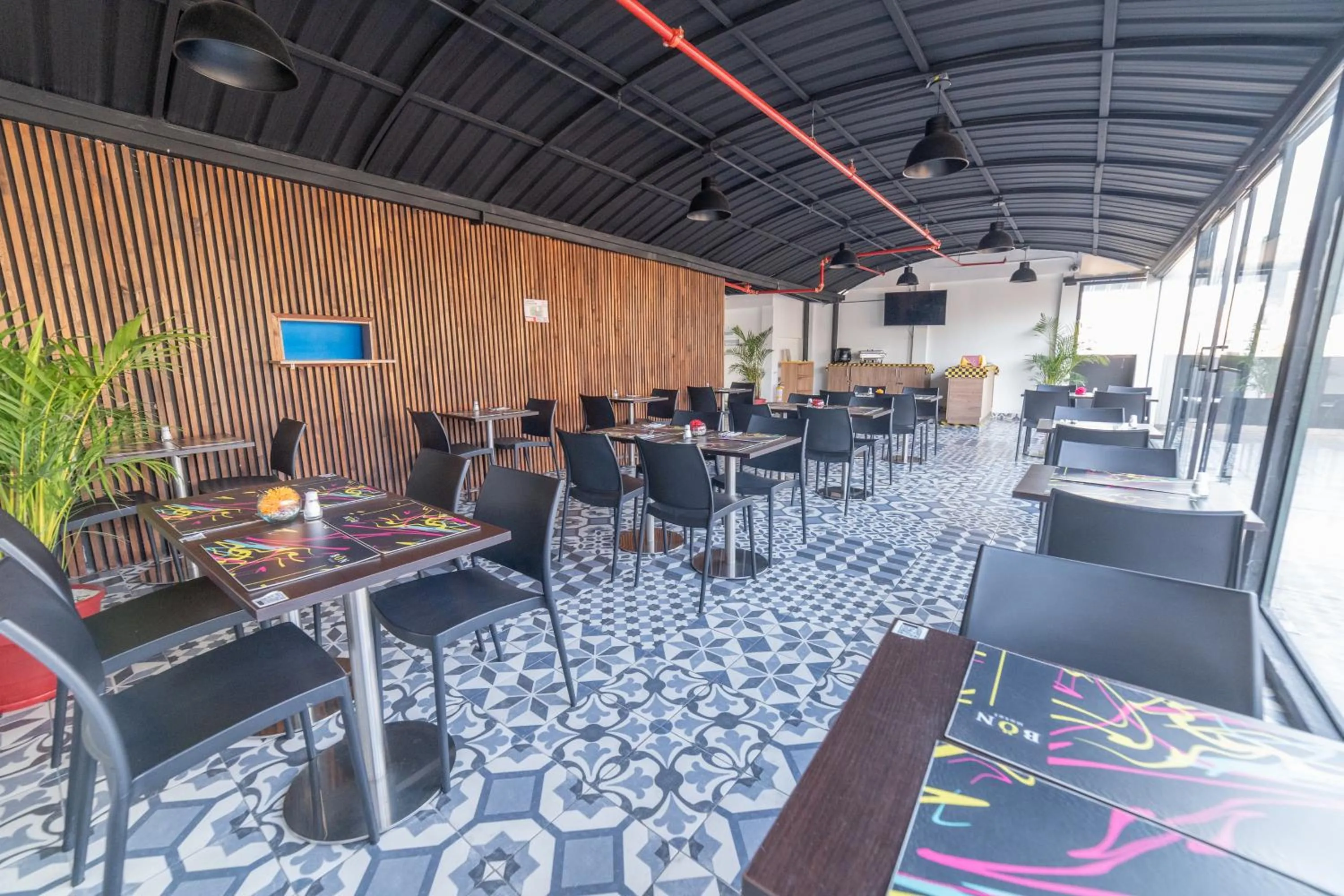 Restaurant/places to eat in Bon 17 Hotel By SHG