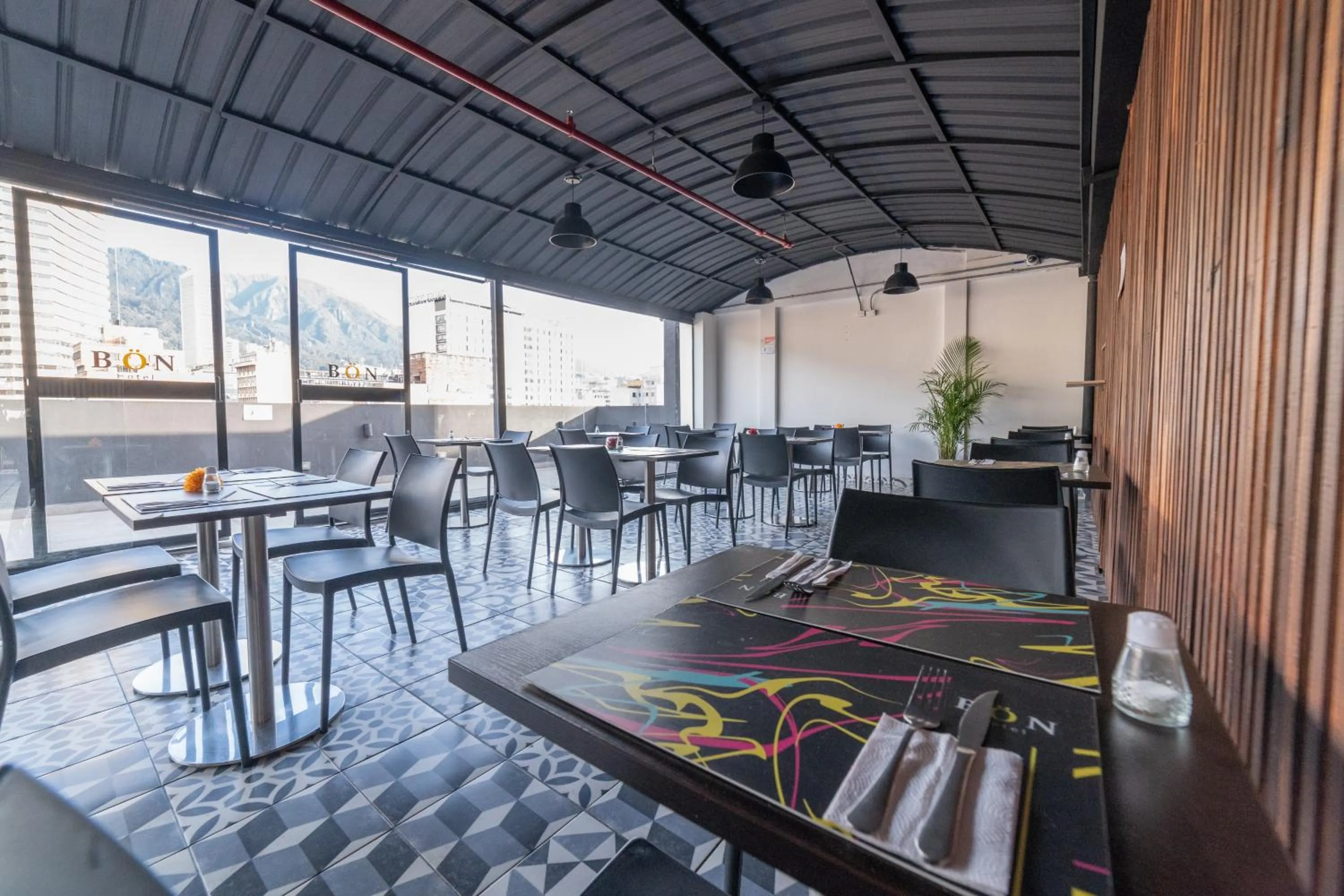 Restaurant/places to eat in Bon 17 Hotel By SHG