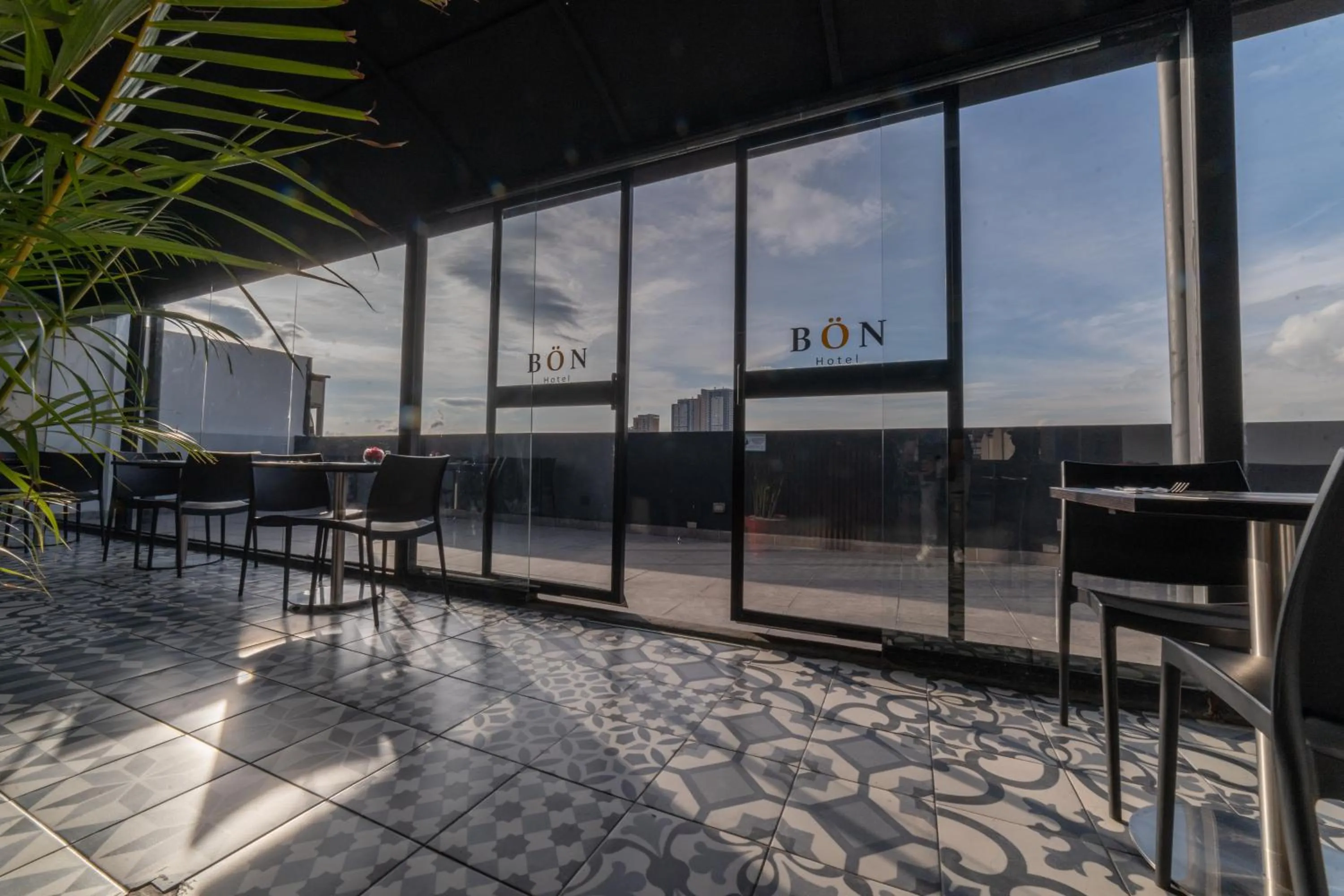 Restaurant/places to eat in Bon 17 Hotel By SHG