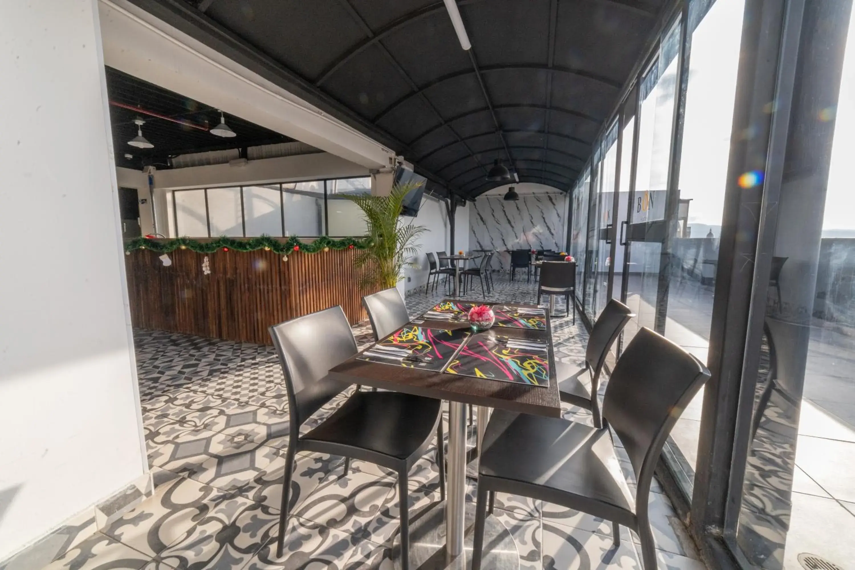 Restaurant/places to eat in Bon 17 Hotel By SHG Restaurant/places to eat in Bon 17 Hotel By SHG