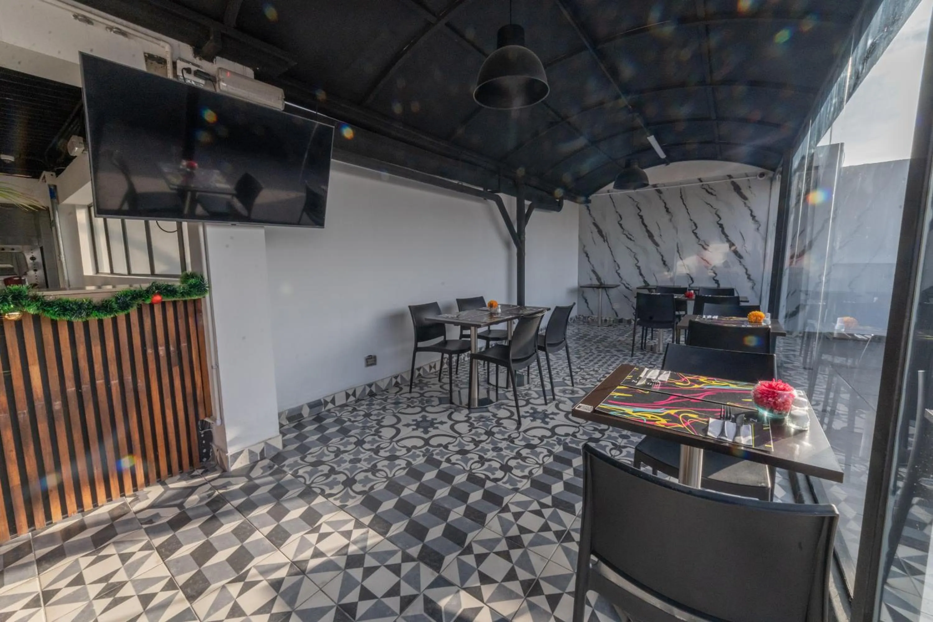 Restaurant/places to eat in Bon 17 Hotel By SHG