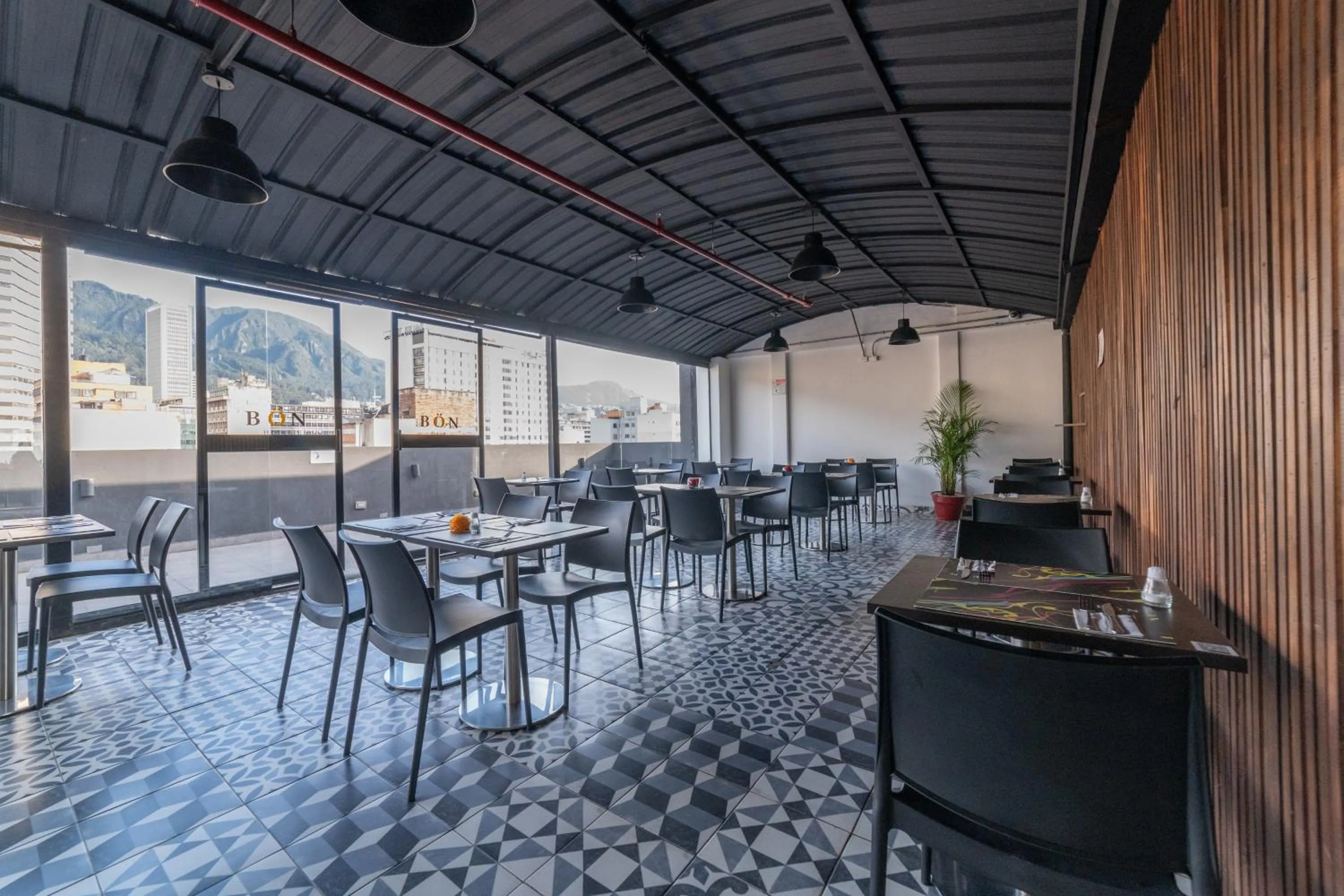 Restaurant/places to eat in Bon 17 Hotel By SHG