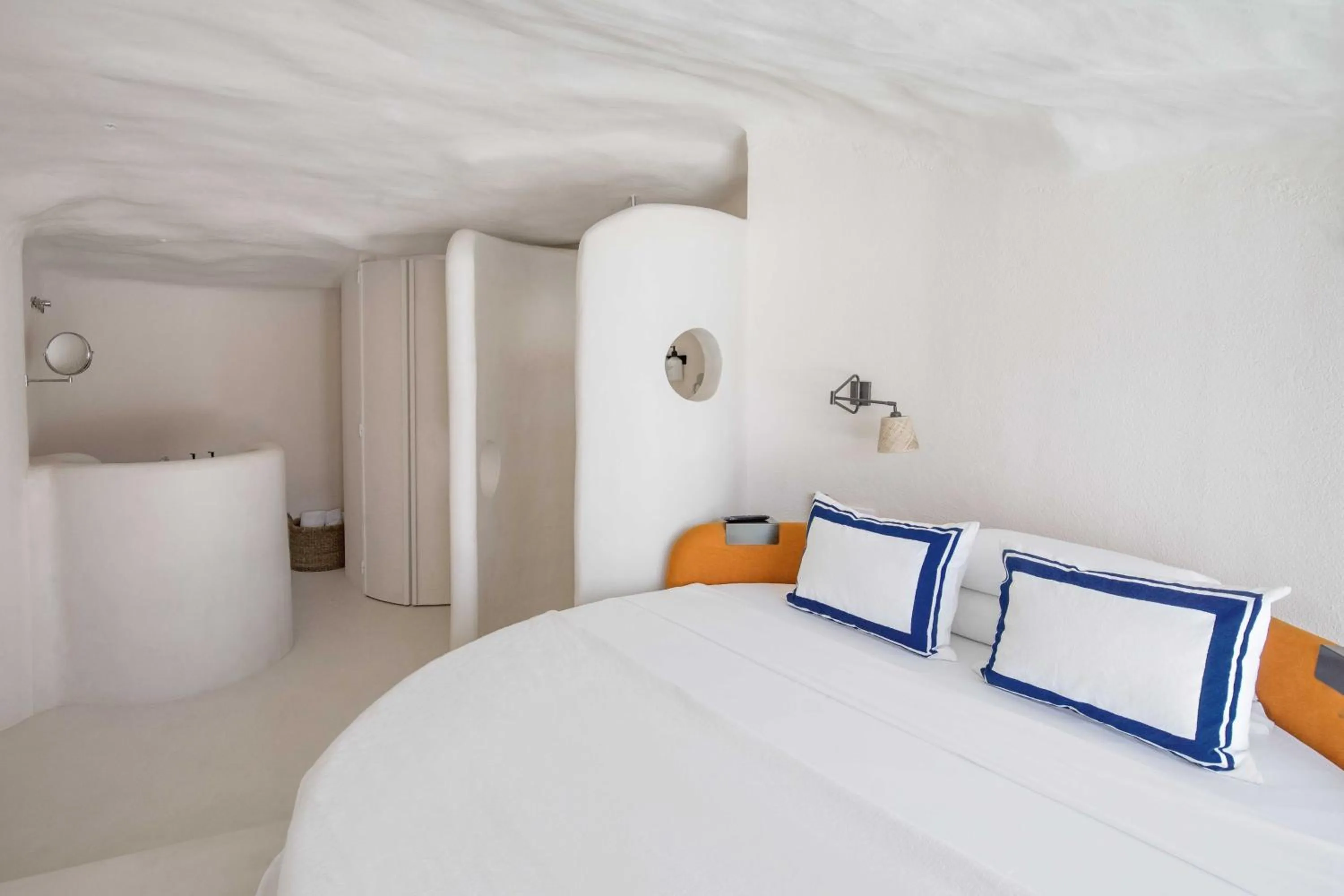 Bedroom, Bed in Hotel Isabella's Llafranc