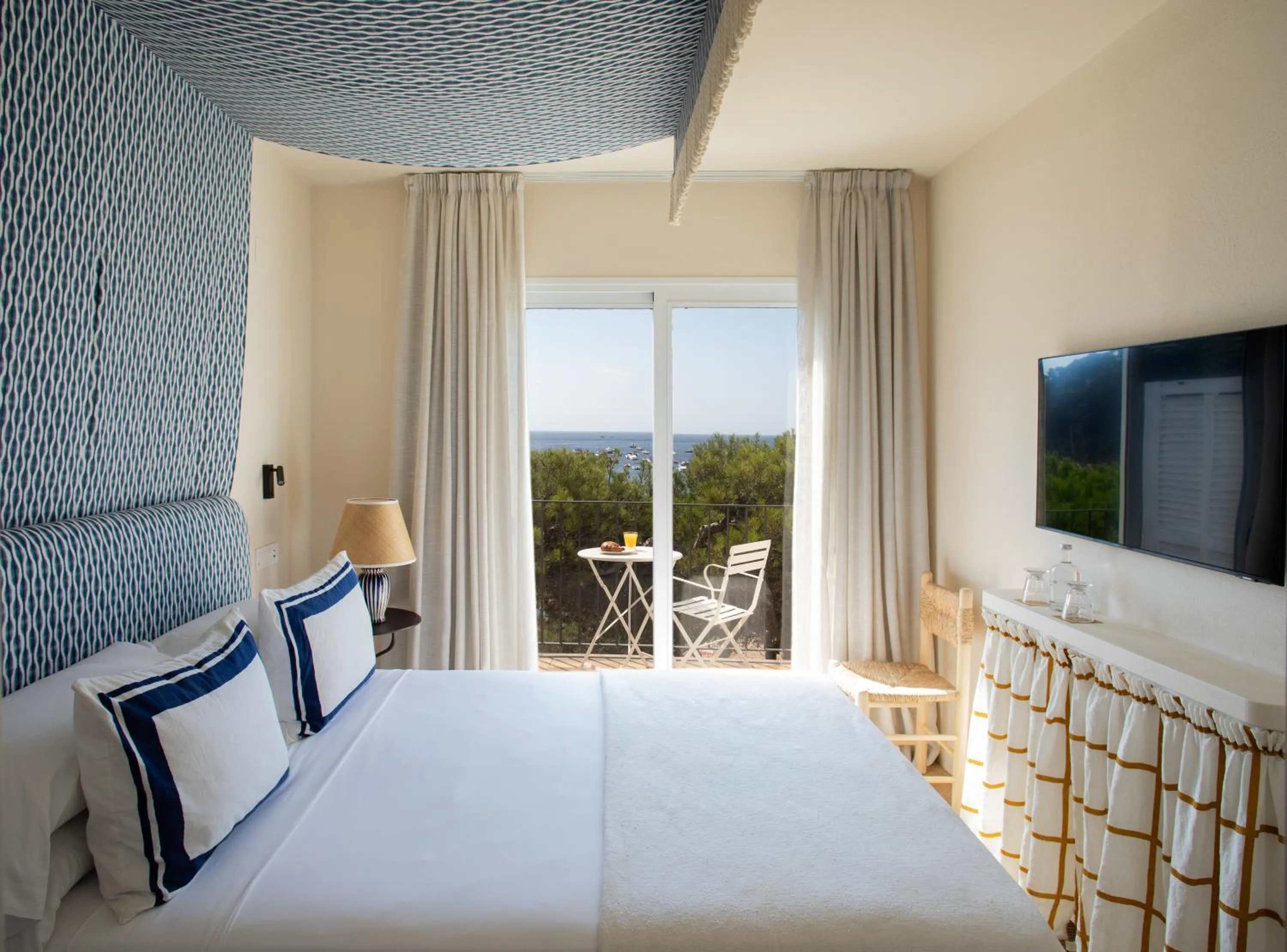 Bedroom, Bed in Hotel Isabella's Llafranc