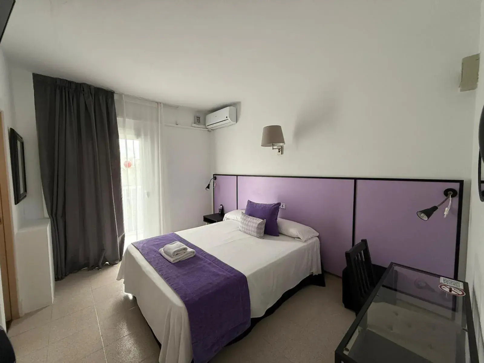 Photo of the whole room, Bed in Hotel Teide Photo of the whole room, Bed in Hotel Teide