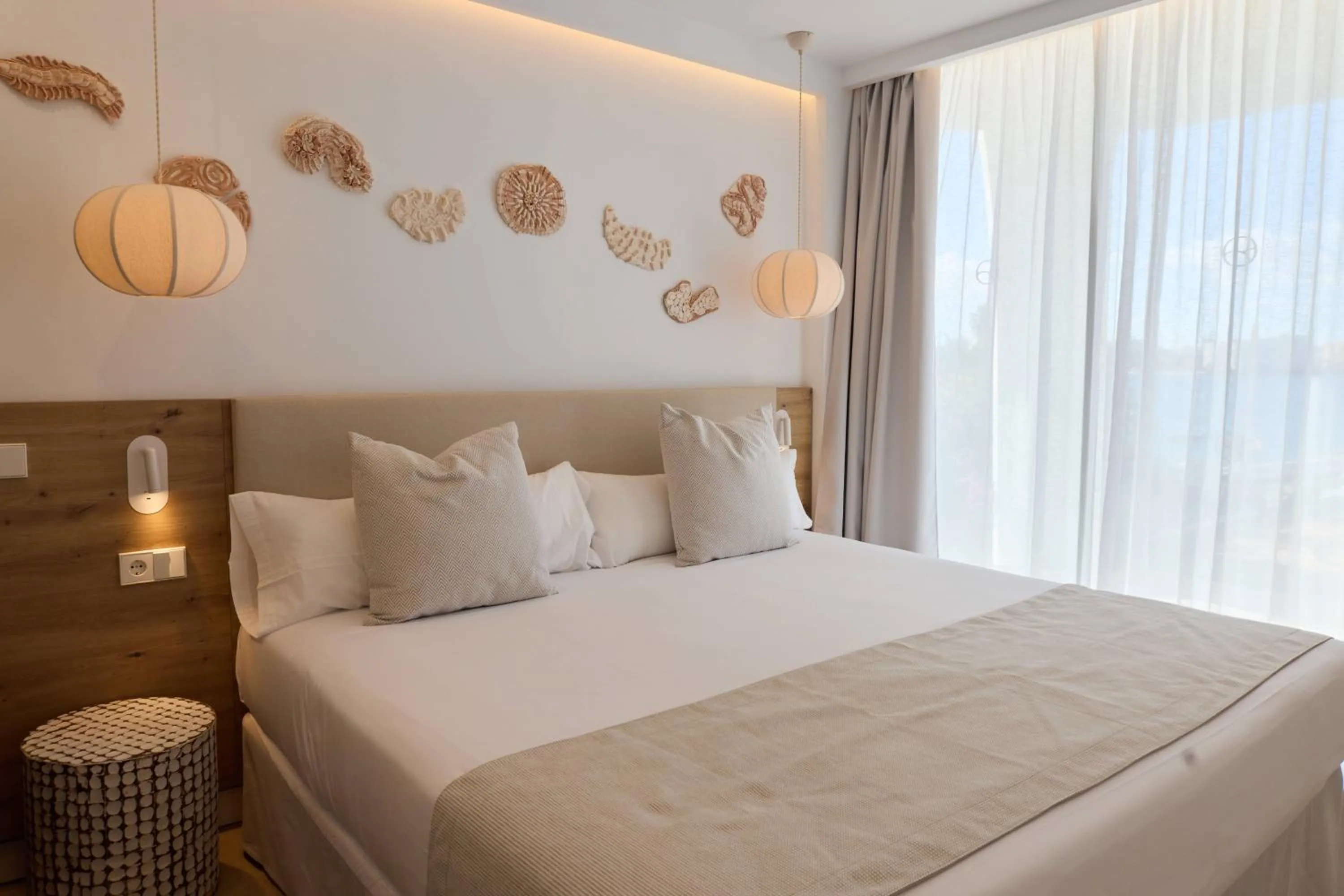 Photo of the whole room, Bed in Suites ROC Portonova