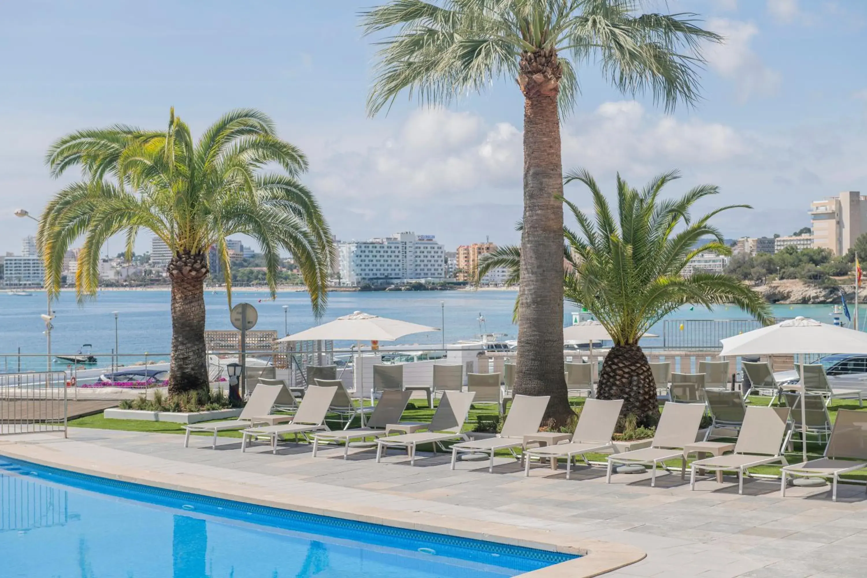 Pool view in Suites ROC Portonova Pool view in Suites ROC Portonova