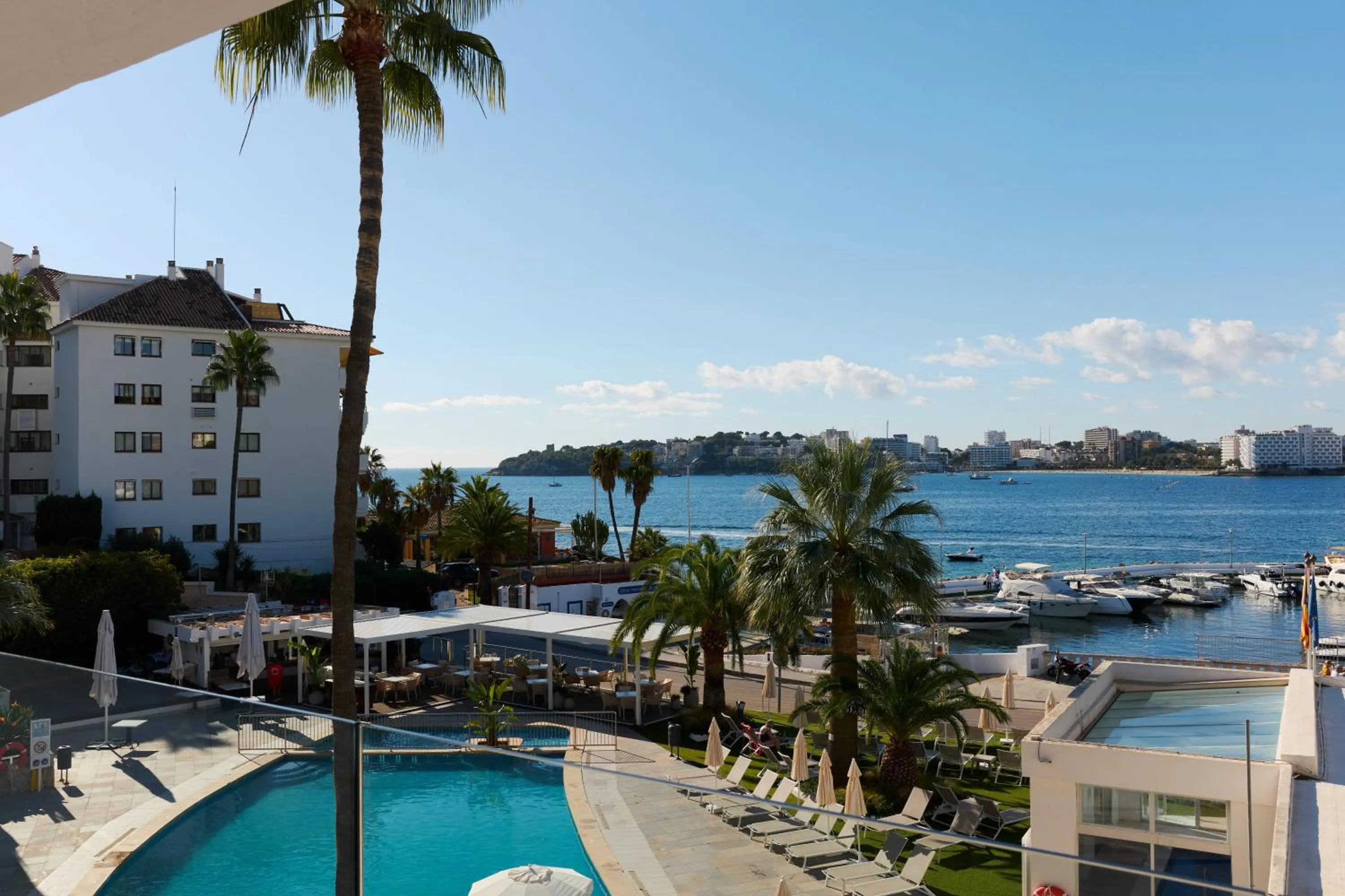 Swimming pool in Suites ROC Portonova