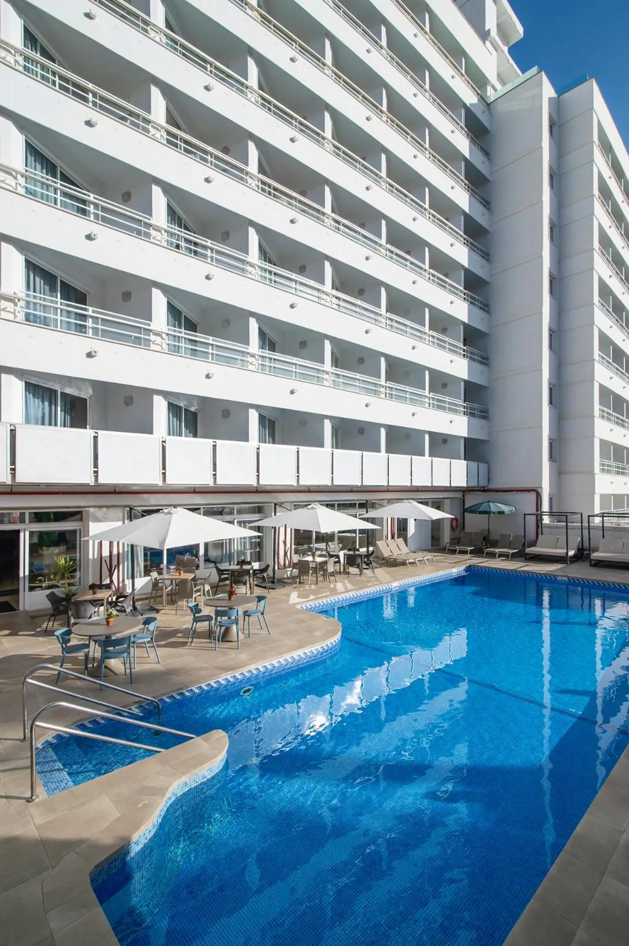 Swimming pool in Hotel Costa Málaga - Adults Recommended - by Pierre & Vacances