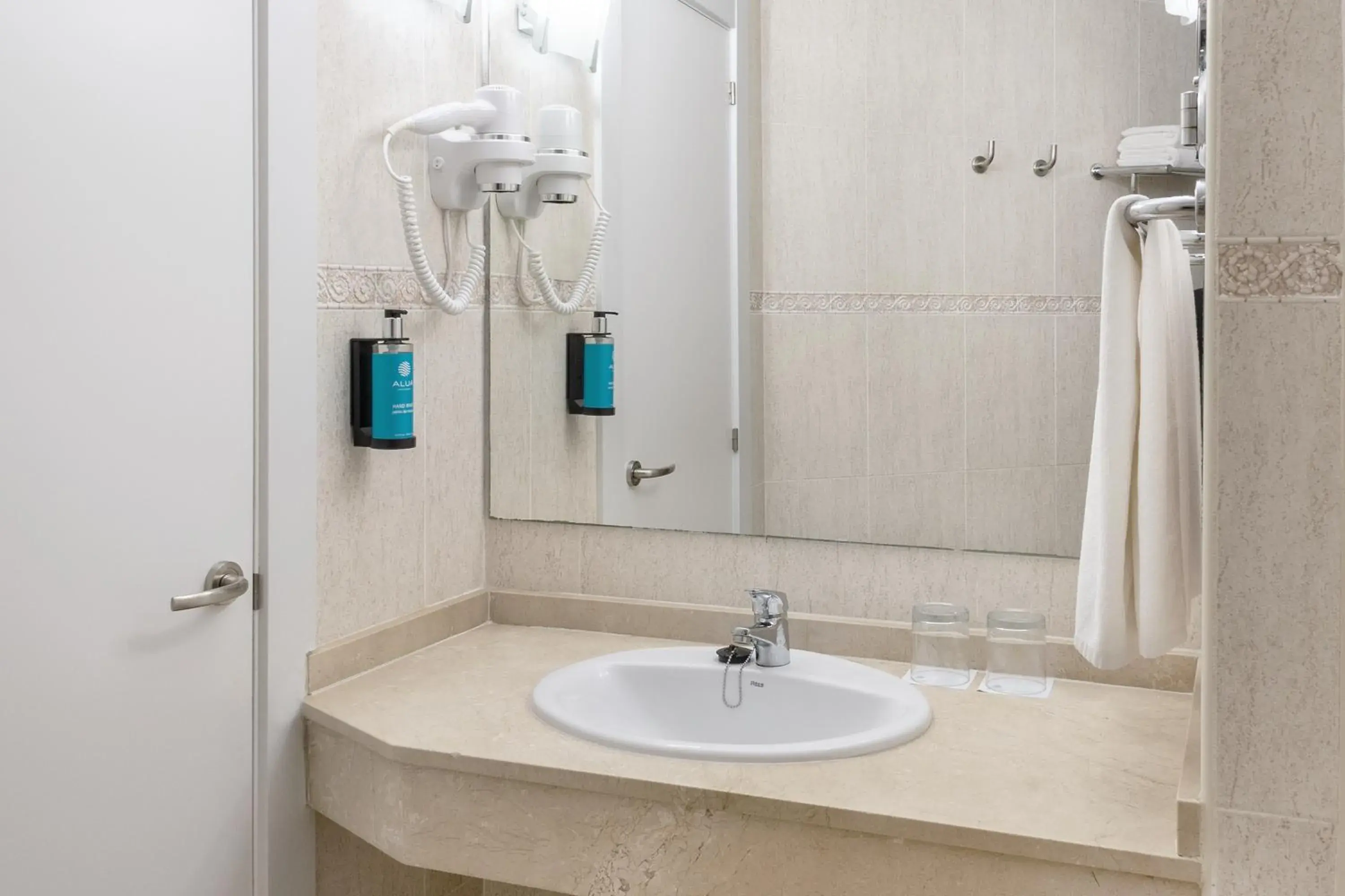 Bathroom in Aluasun Lago Rojo - Adults recommended Bathroom in Aluasun Lago Rojo - Adults recommended