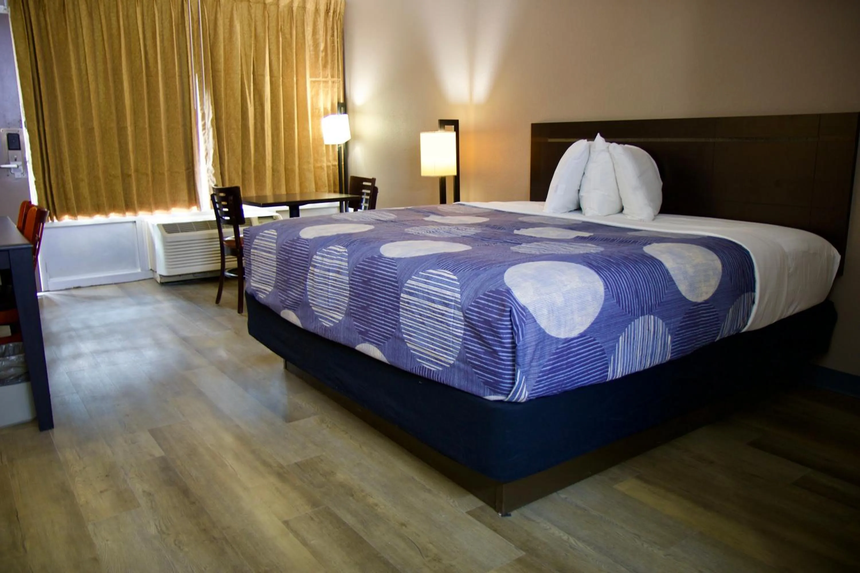 Bed in Heritage Inn and Suites