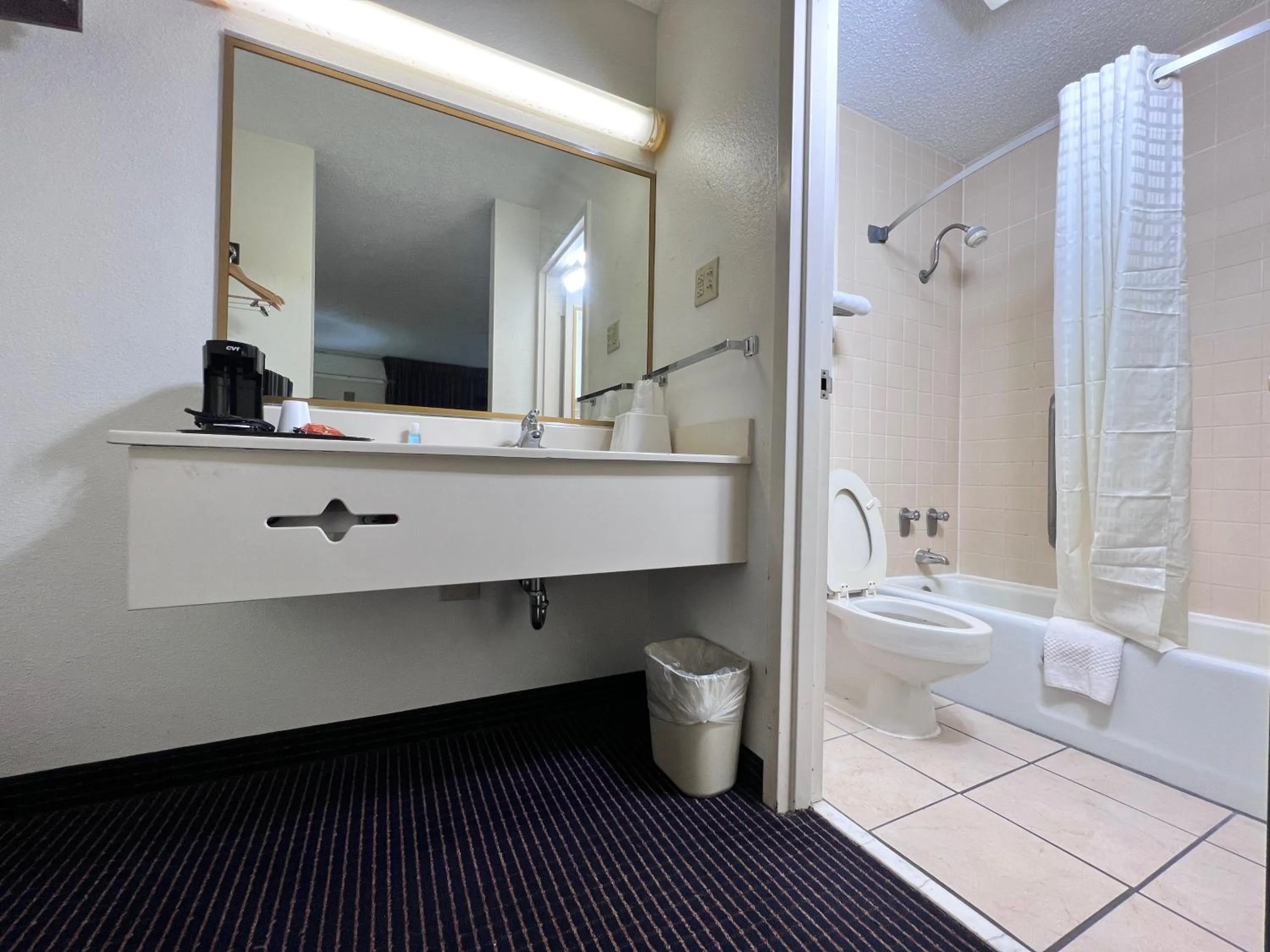 Bathroom in Heritage Inn & Suites by Capital O Baton Rouge I 10