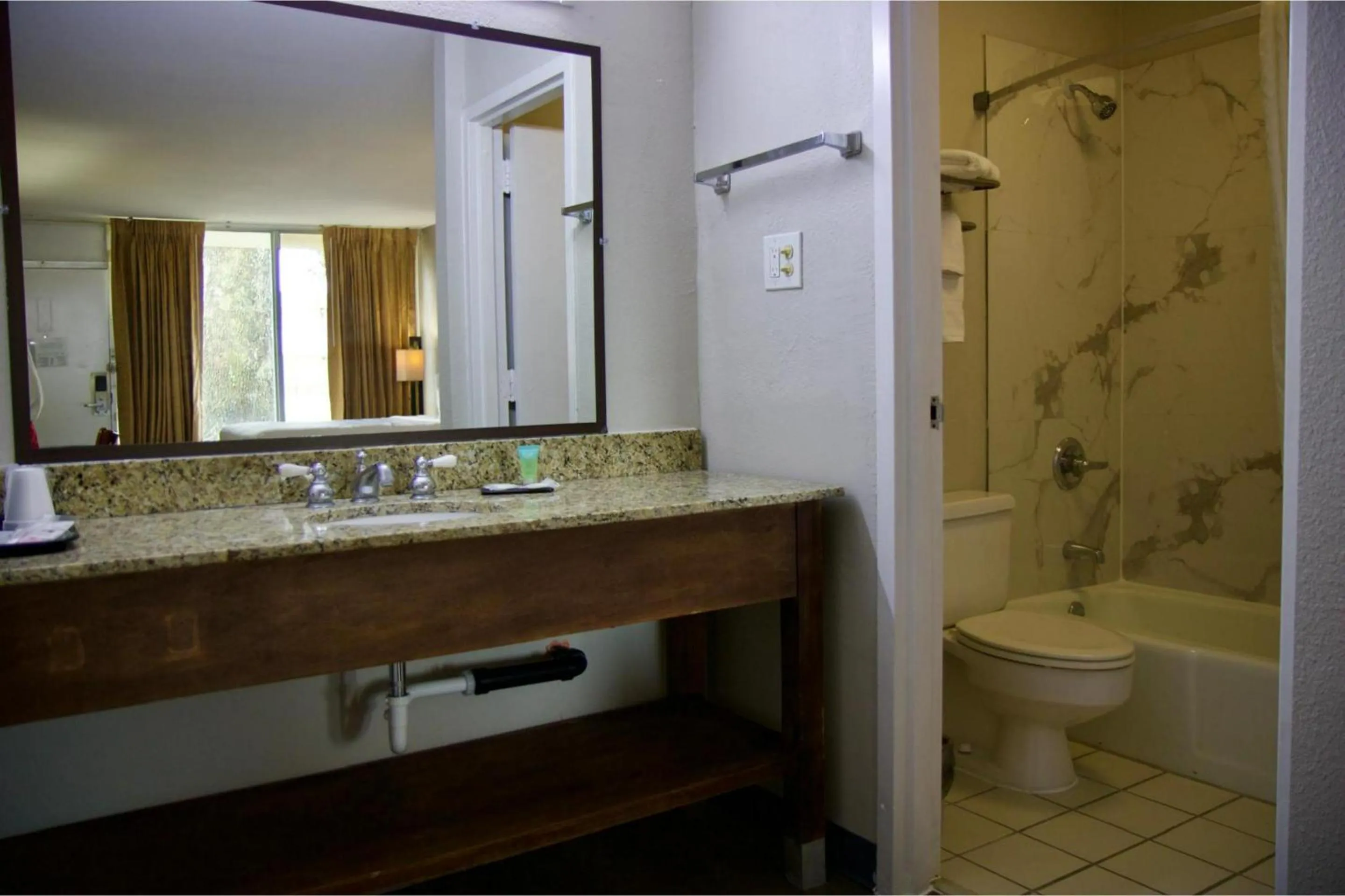 Bathroom in Heritage Inn & Suites by Capital O Baton Rouge I 10