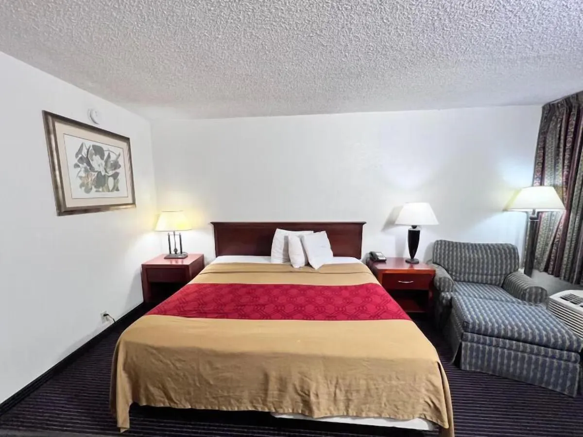 Bed in Heritage Inn & Suites by Capital O Baton Rouge I 10