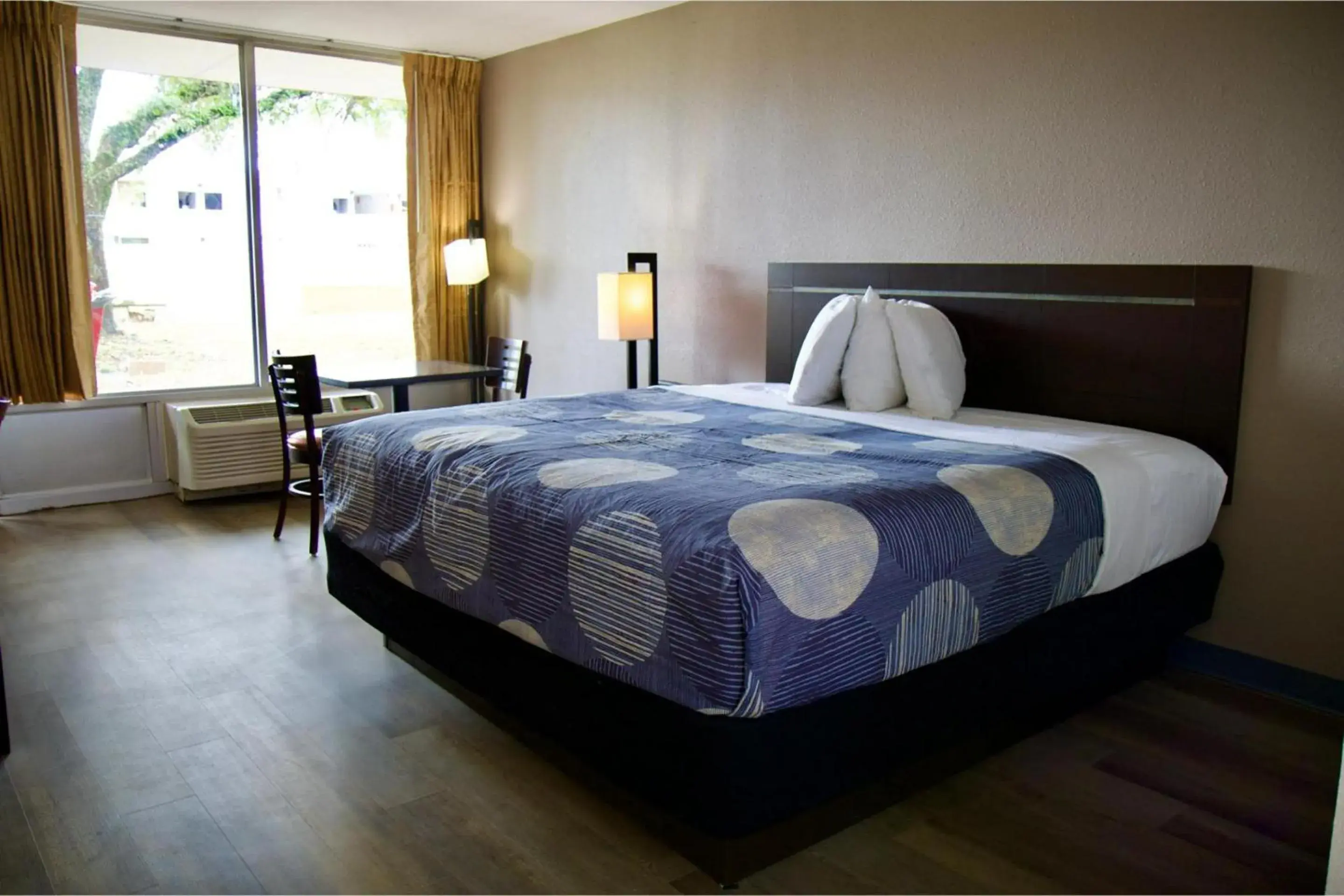 King Bed Non-Smoking in Heritage Inn & Suites by Capital O Baton Rouge I 10 King Bed Non-Smoking in Heritage Inn & Suites by Capital O Baton Rouge I 10