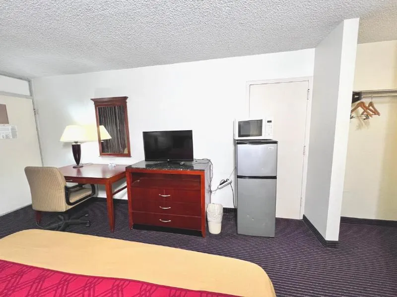 TV and multimedia in Heritage Inn and Suites