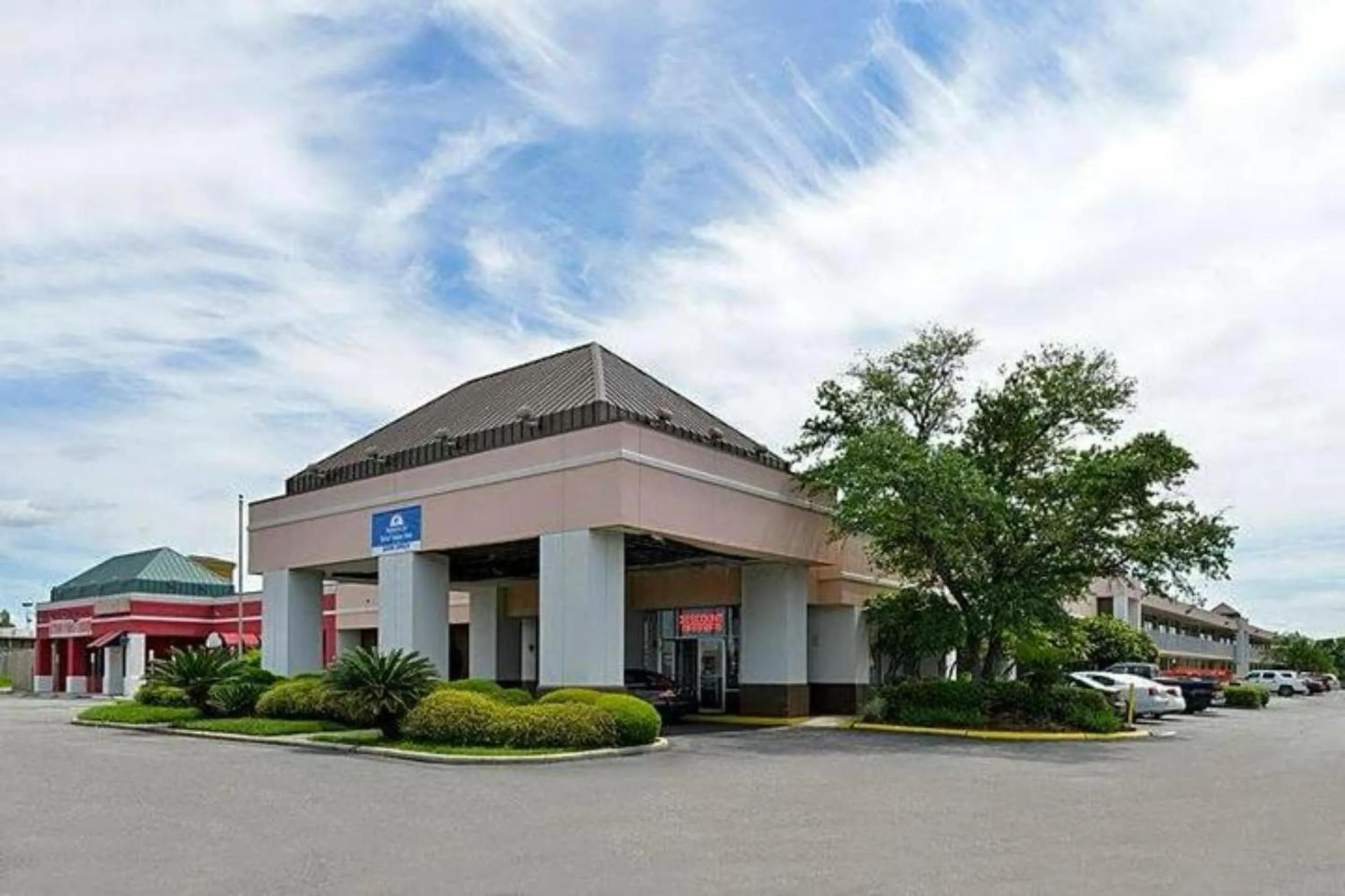 Property building in Heritage Inn & Suites by Capital O Baton Rouge I 10