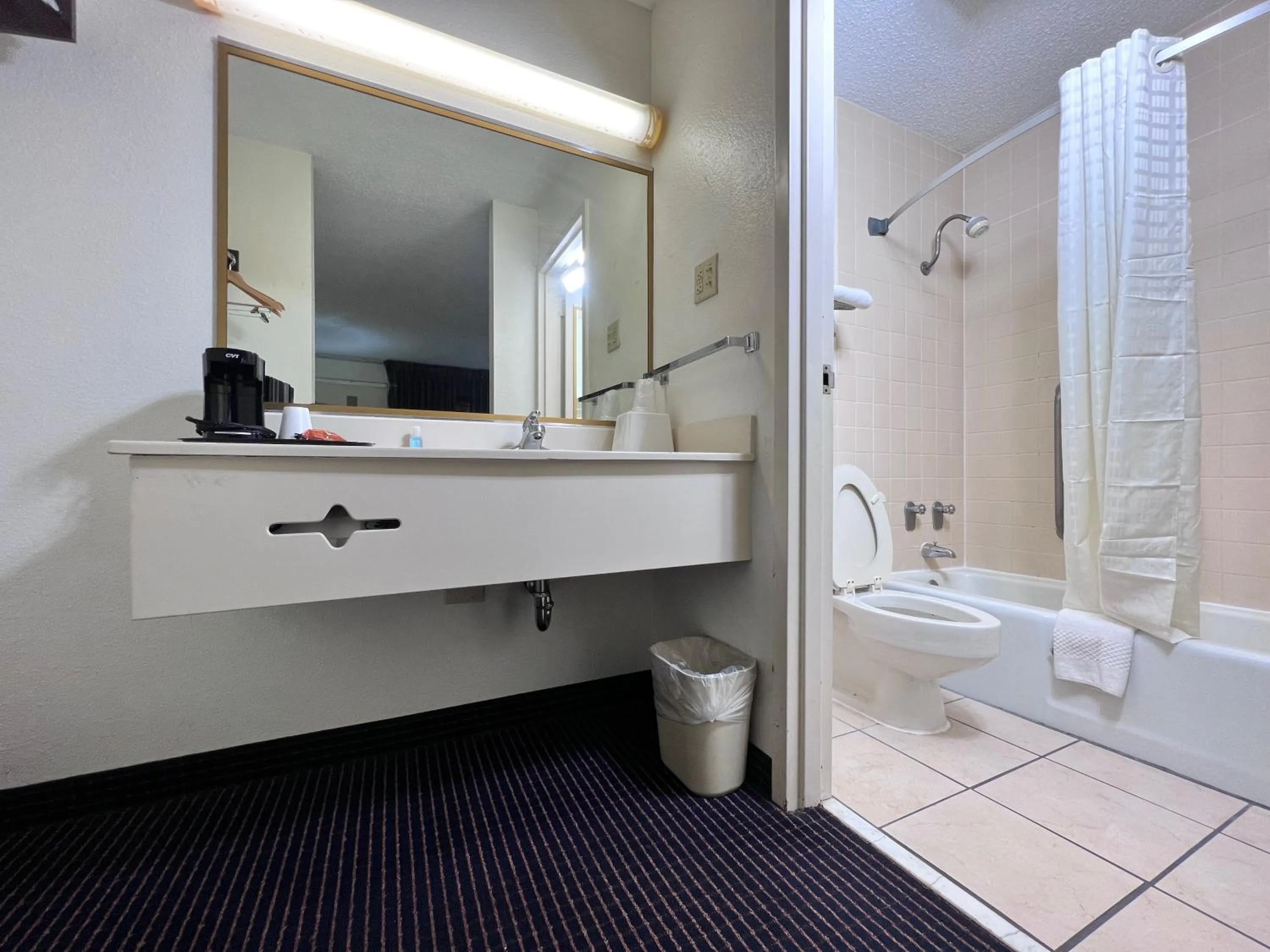 Bathroom in Heritage Inn & Suites by Capital O Baton Rouge I 10