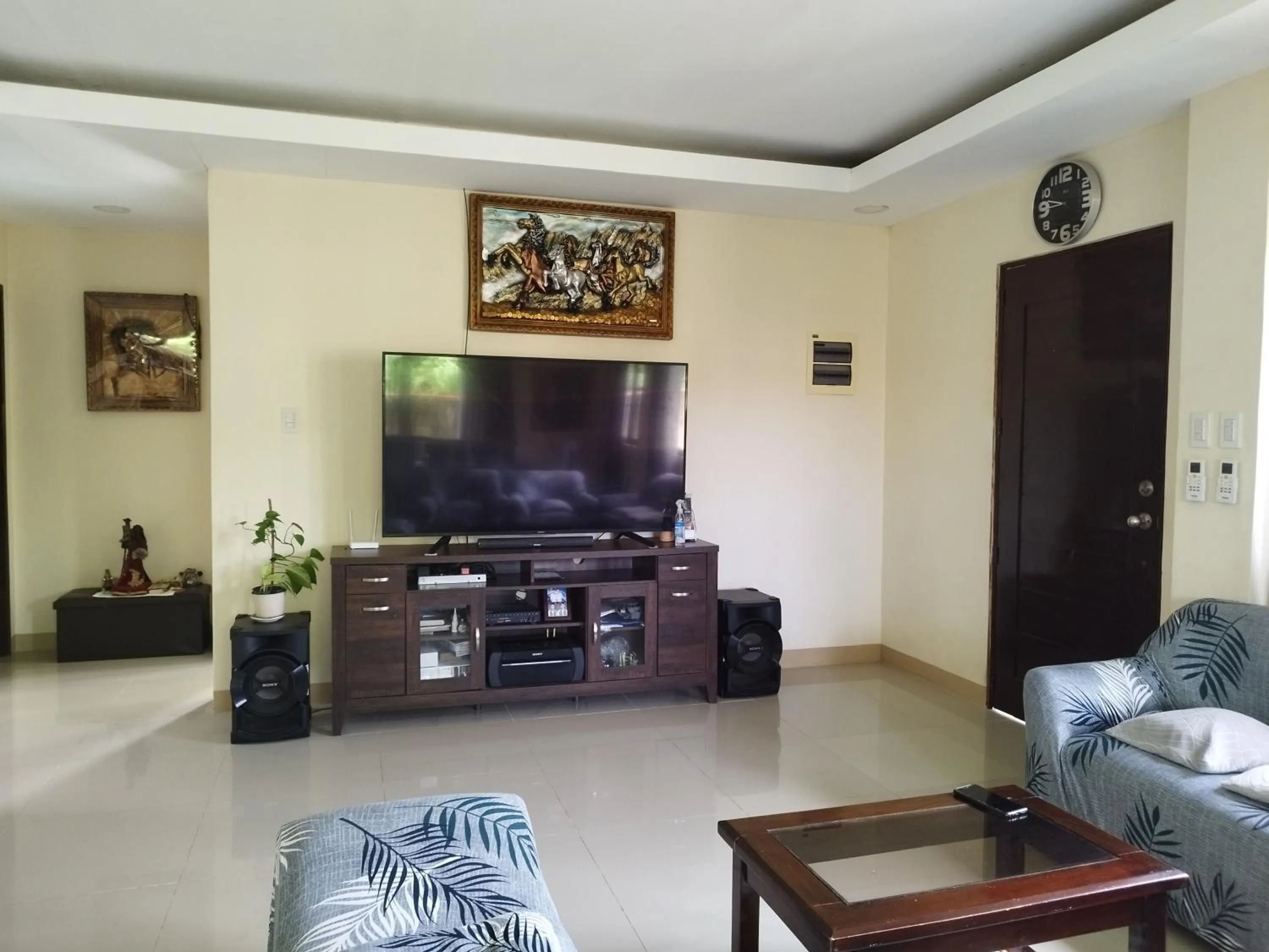 Communal lounge/ TV room in Bohol Sweet Home