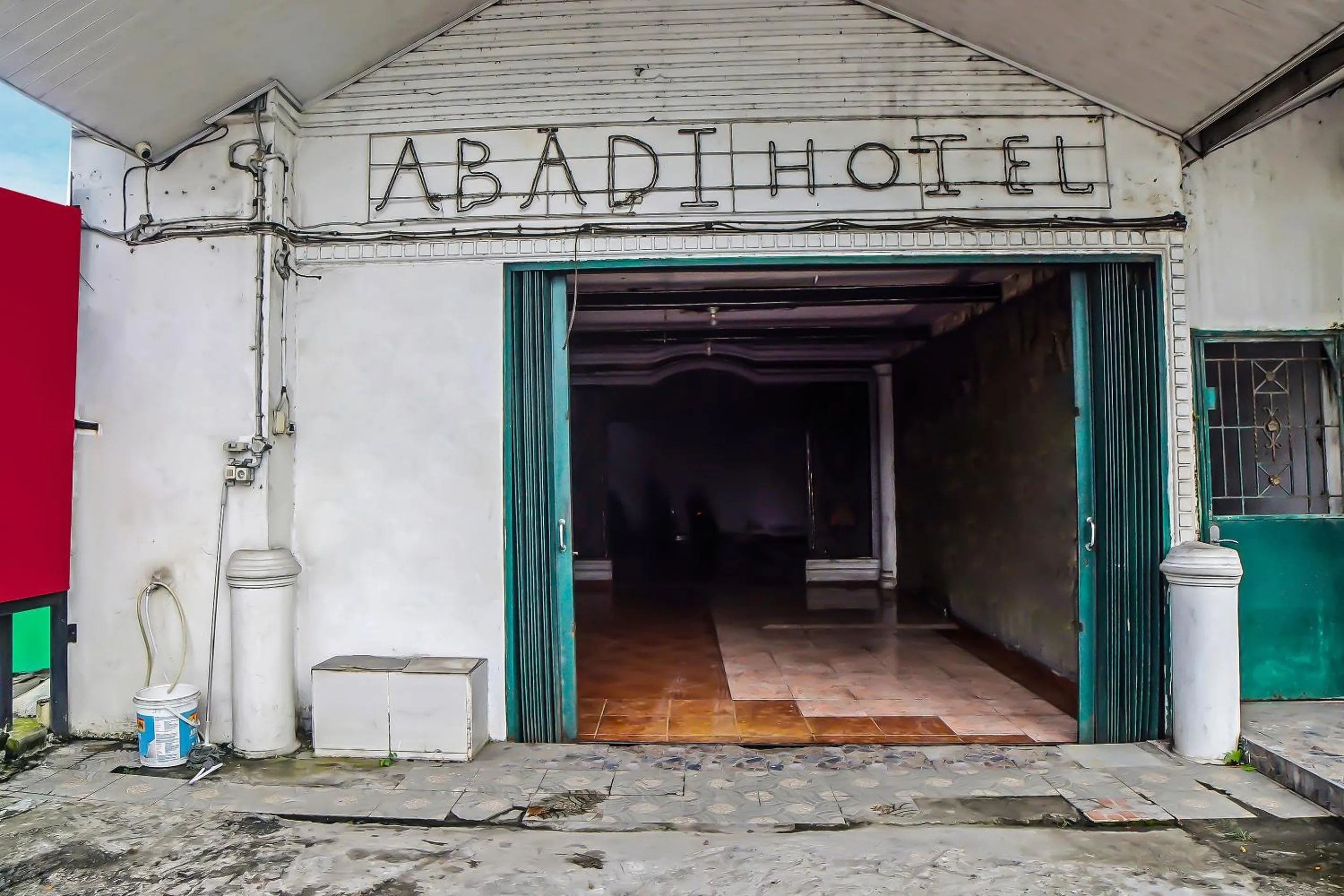 Facade/entrance in Hotel O Abadi Hotel