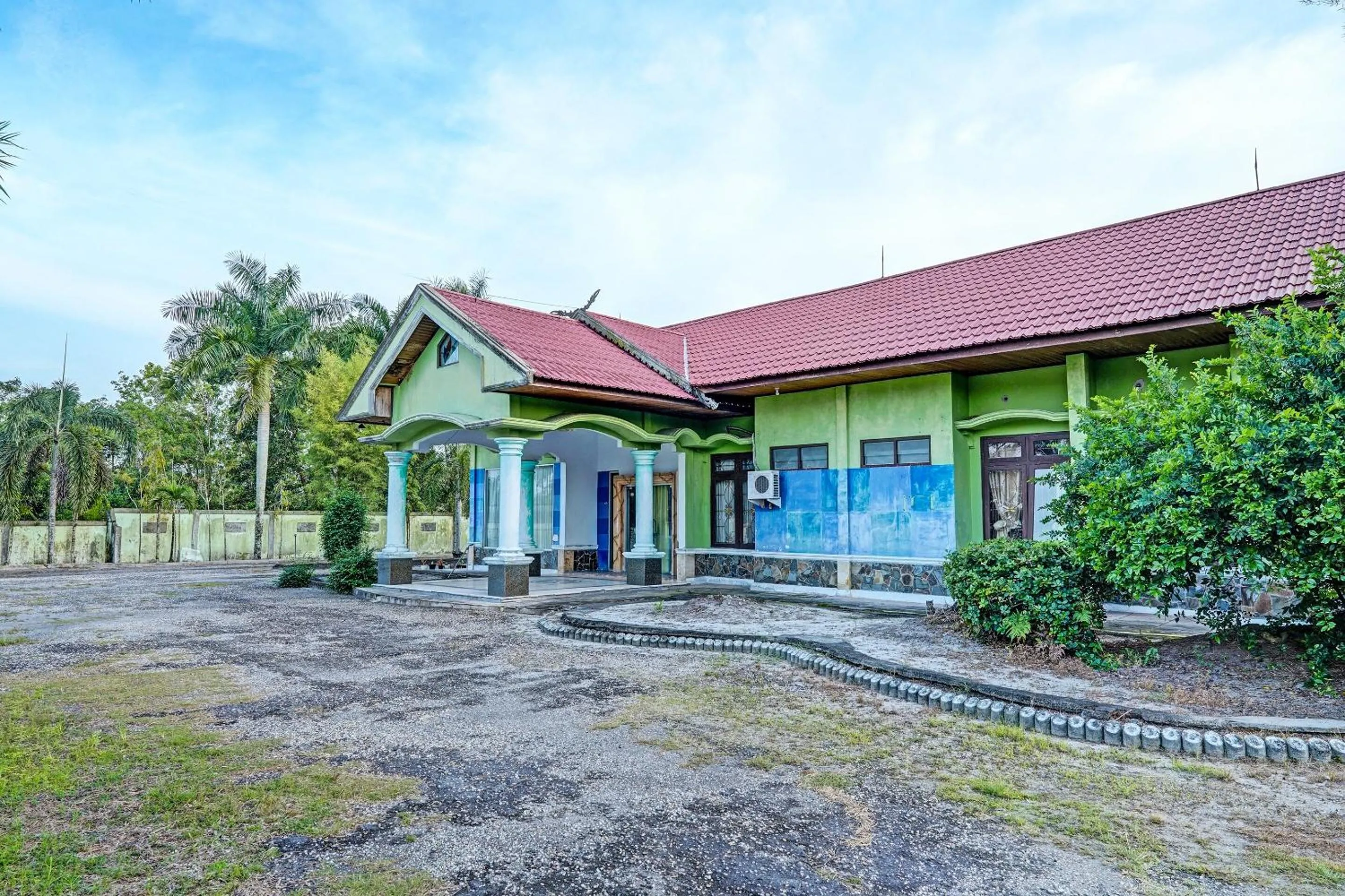 Facade/entrance in OYO 91973 Green Hotel Near Polsek Sabangau