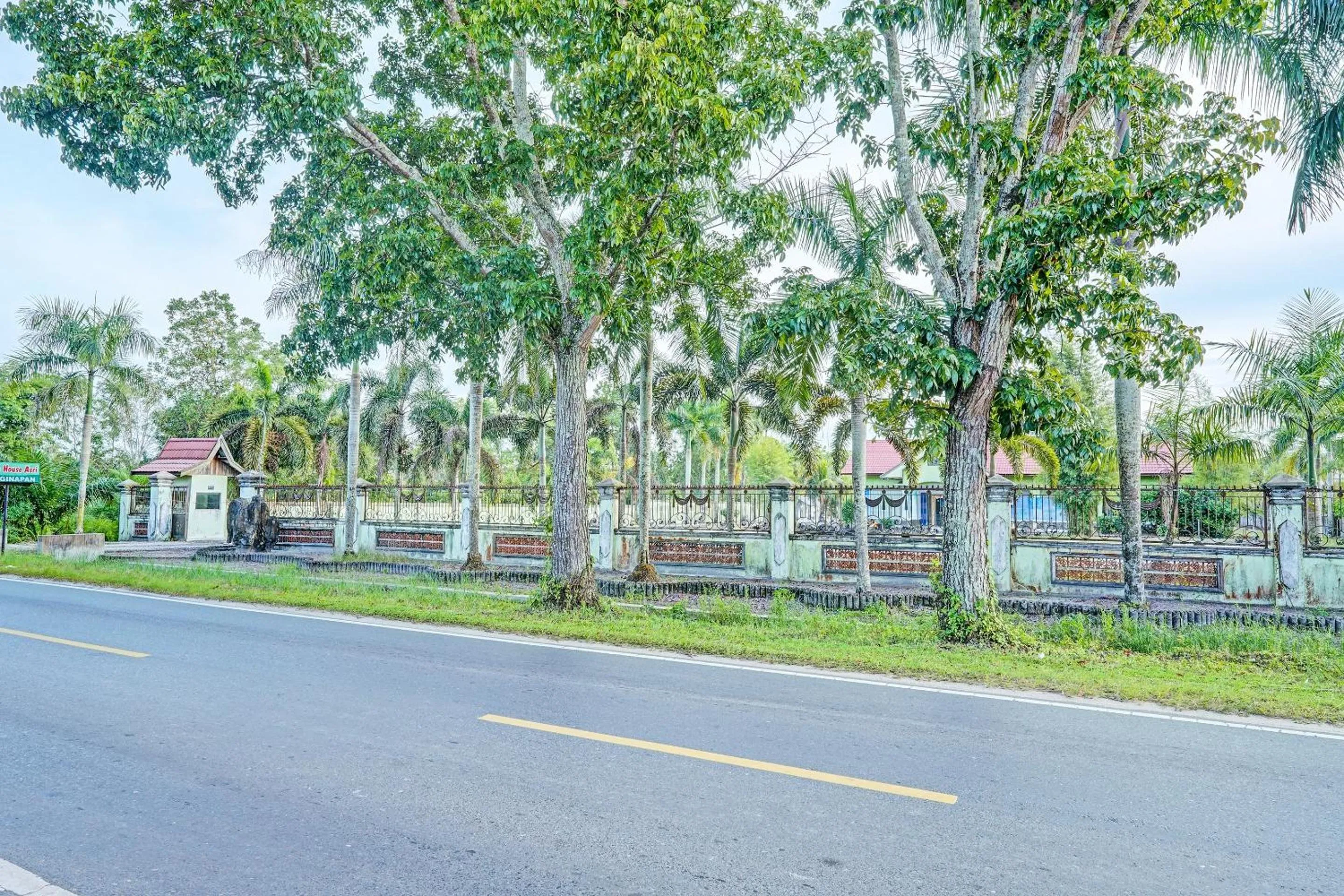 Facade/entrance in OYO 91973 Green Hotel Near Polsek Sabangau