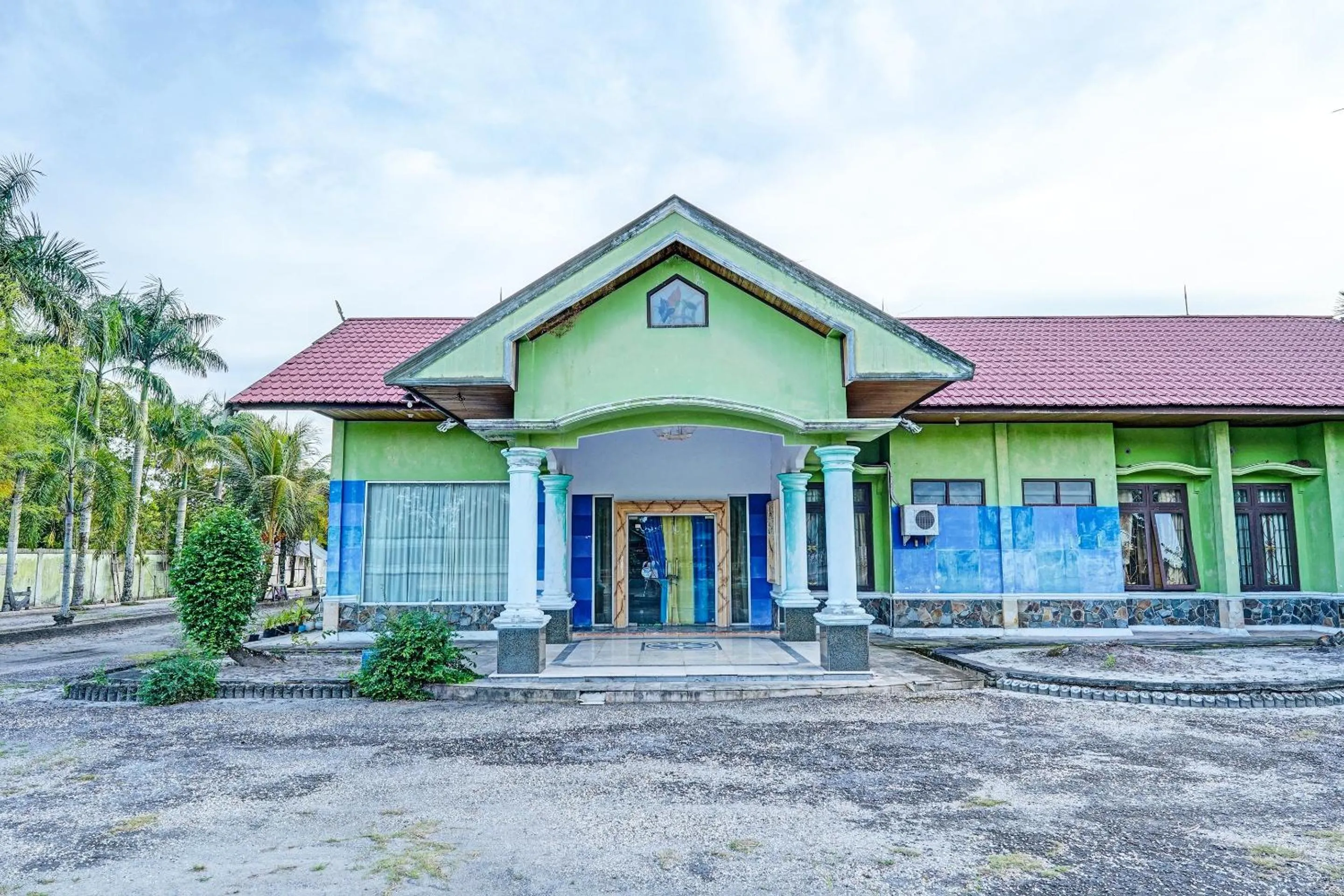 Facade/entrance in OYO 91973 Green Hotel Near Polsek Sabangau