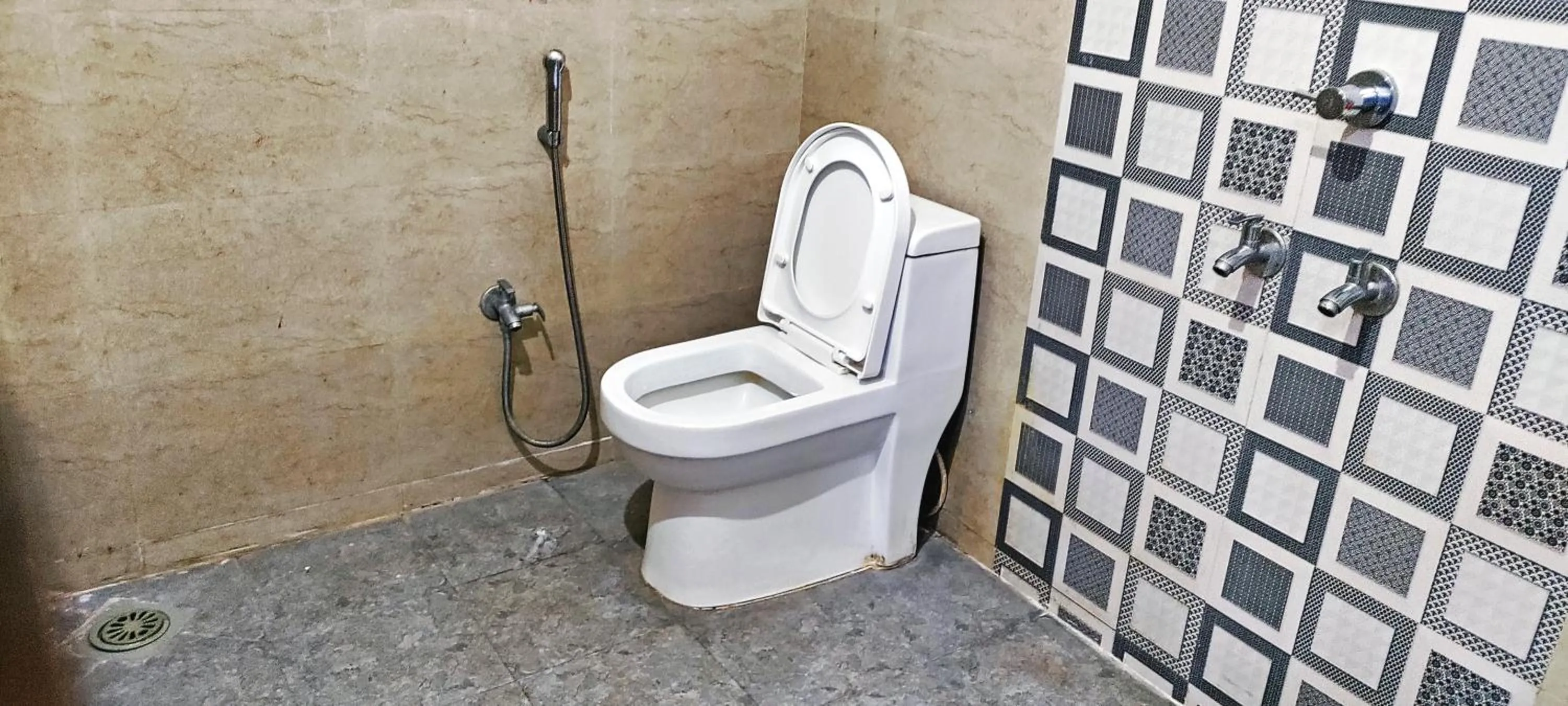 Bathroom in Hotel Keerthi