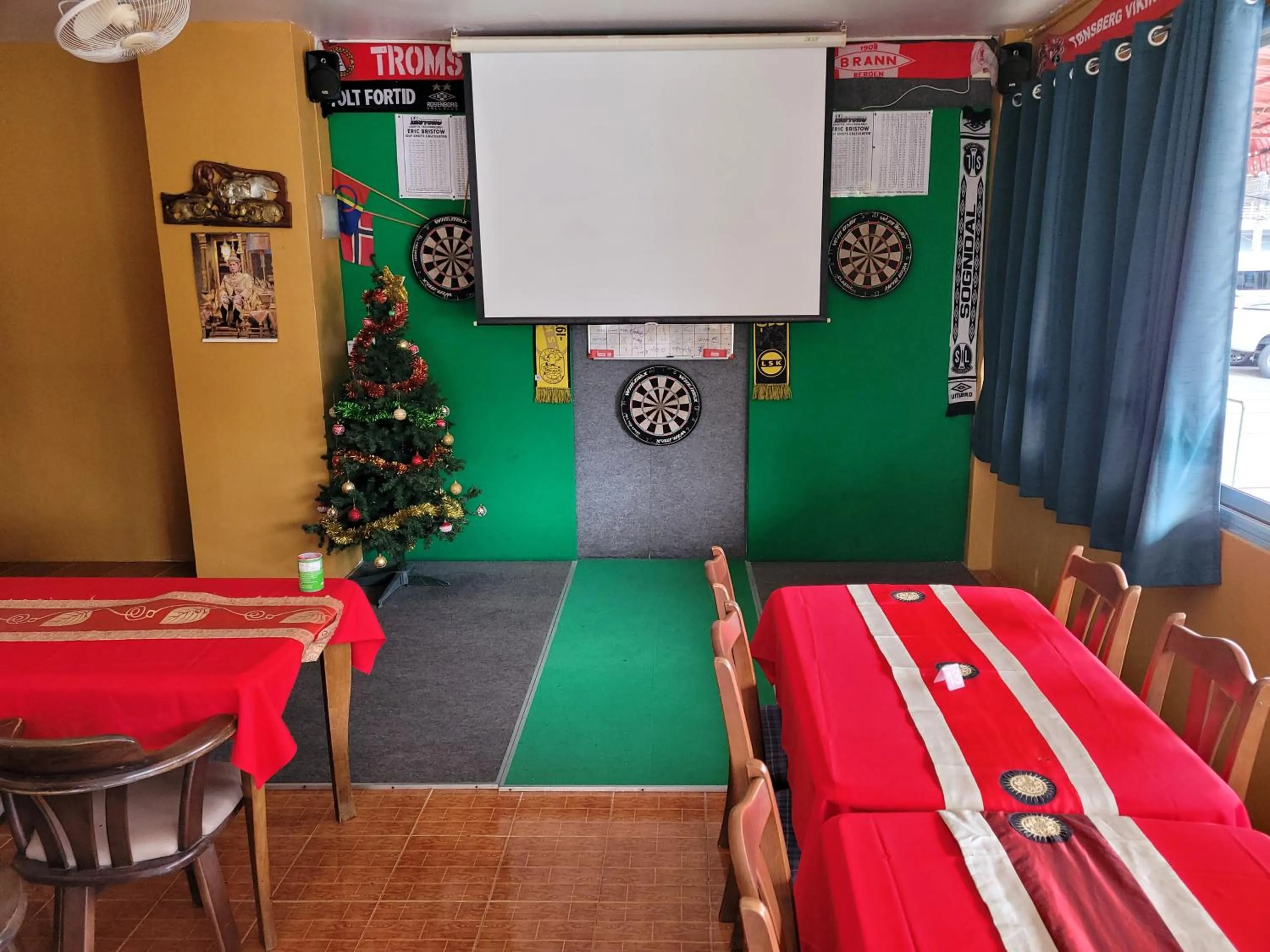 Restaurant/places to eat in 2 Vikings Guesthouse