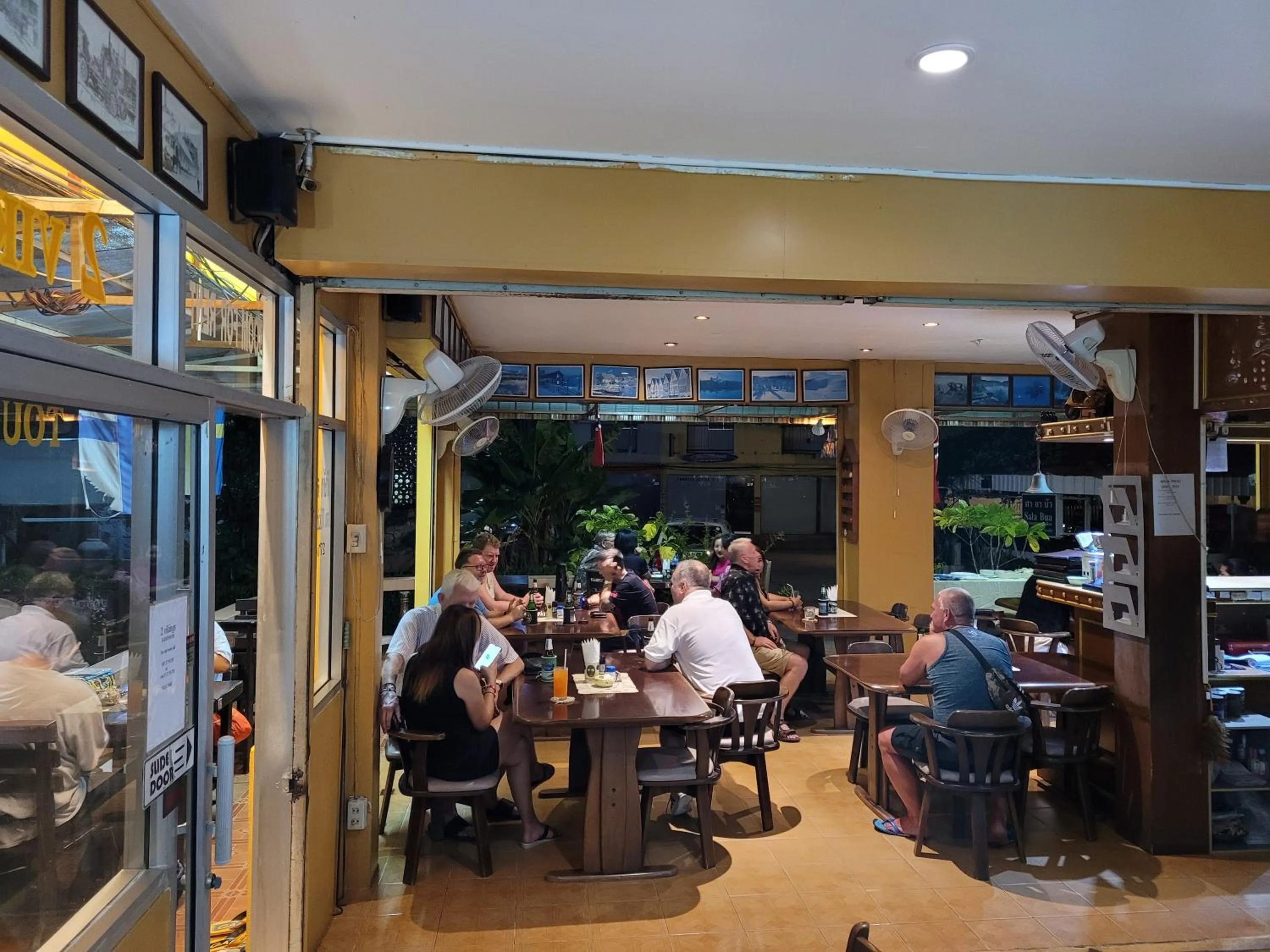 Restaurant/places to eat in 2 Vikings Guesthouse