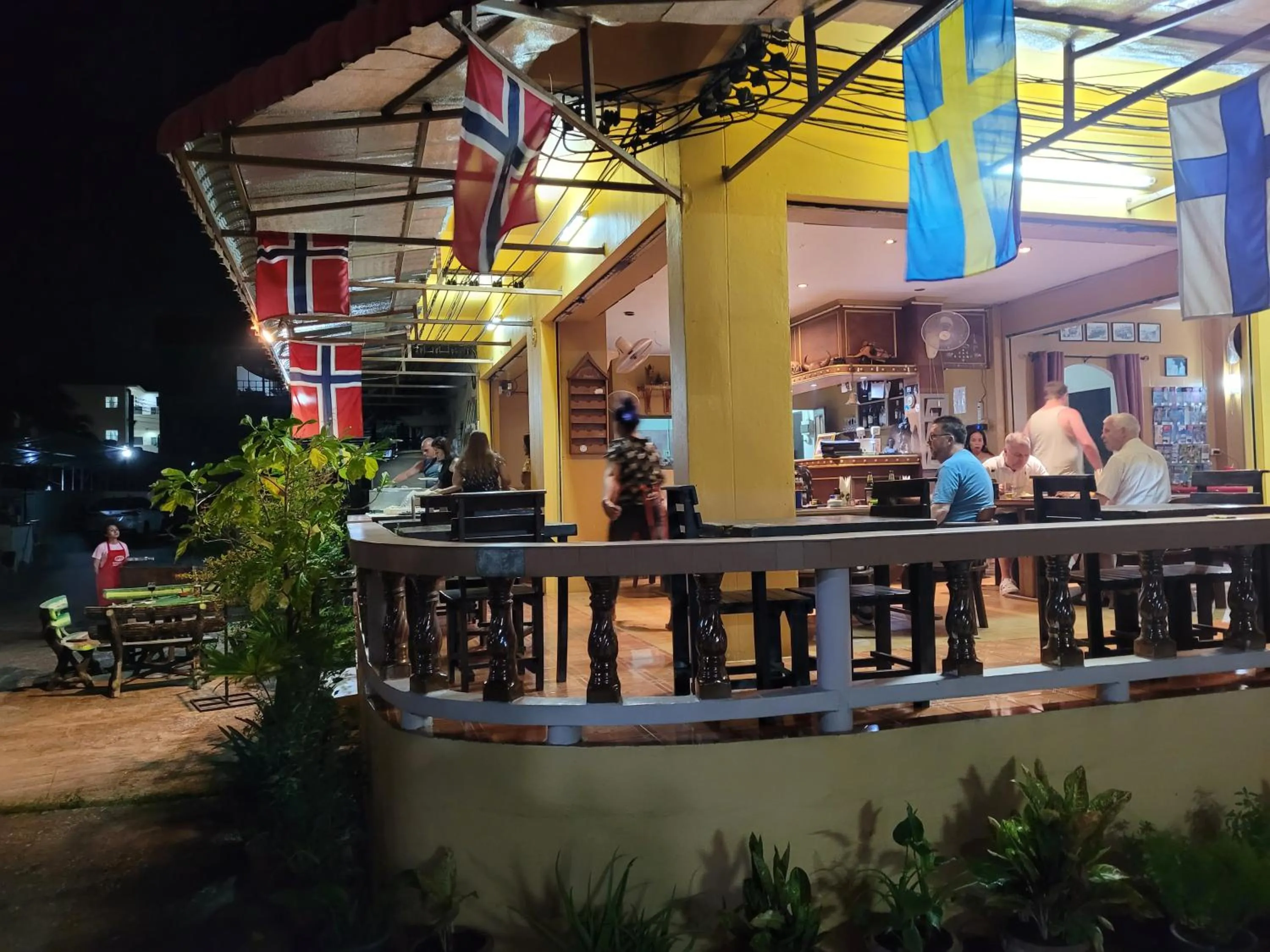 Restaurant/places to eat in 2 Vikings Guesthouse