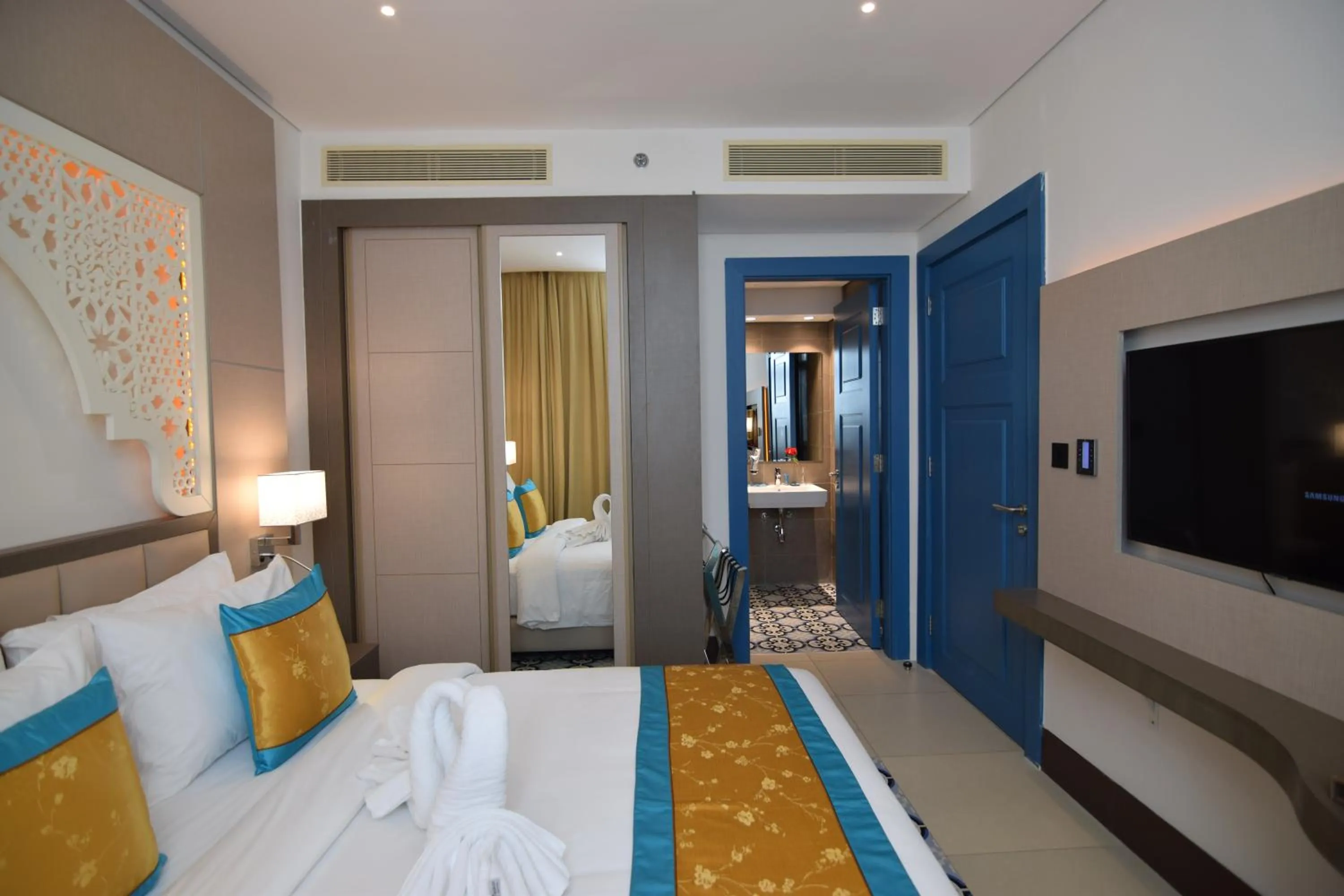 Bathroom, Bed in Central Inn Souq Waqif