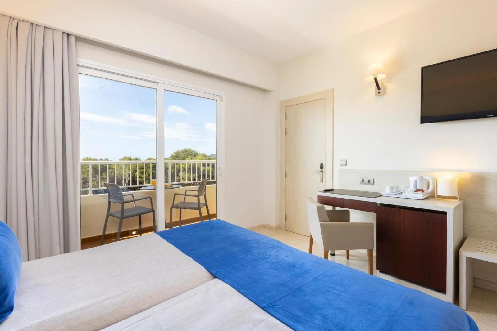 Photo of the whole room, Bed in Invisa Ereso All Inclusive