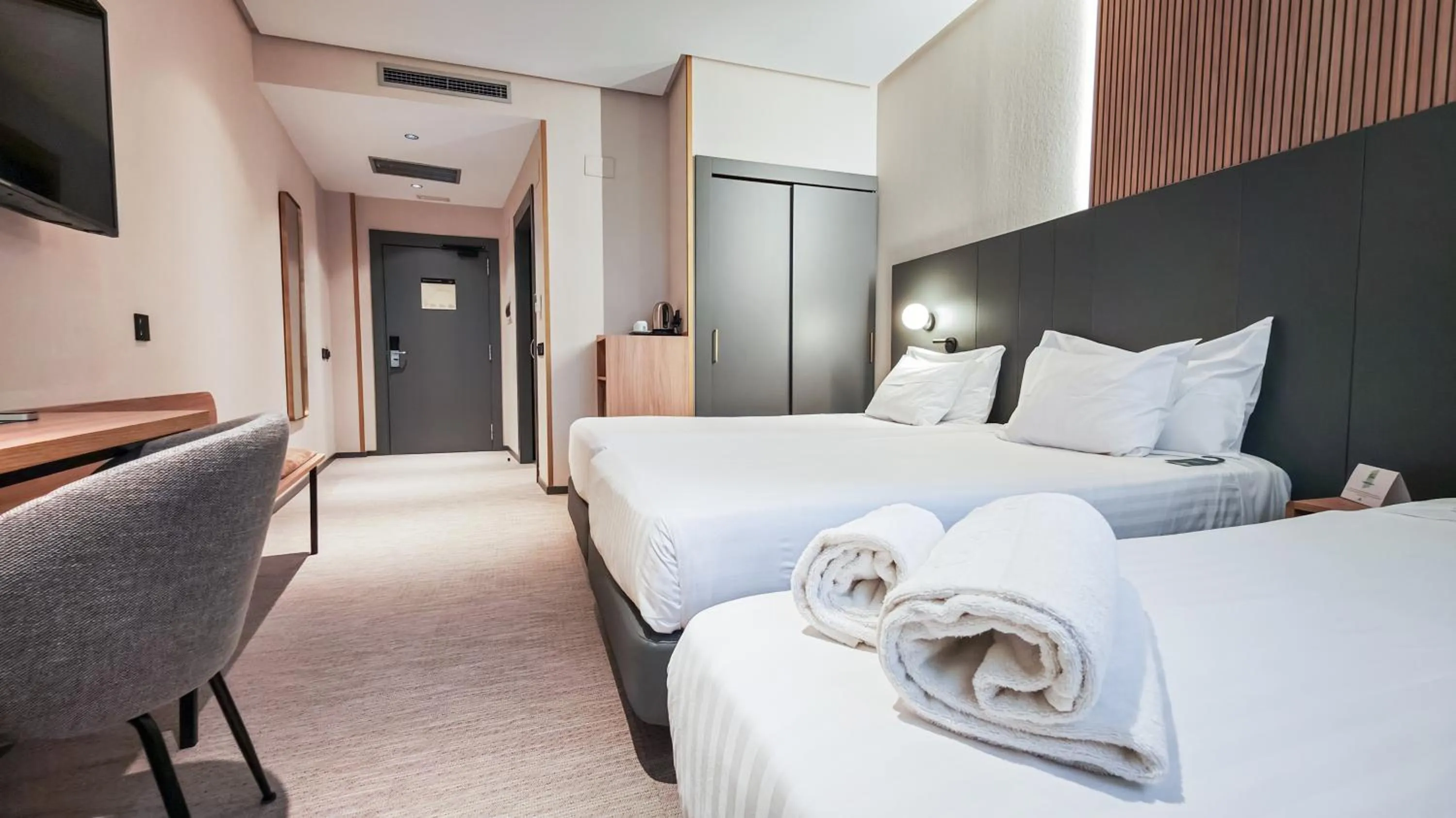 Photo of the whole room, Bed in Silken Ciudad Gijón