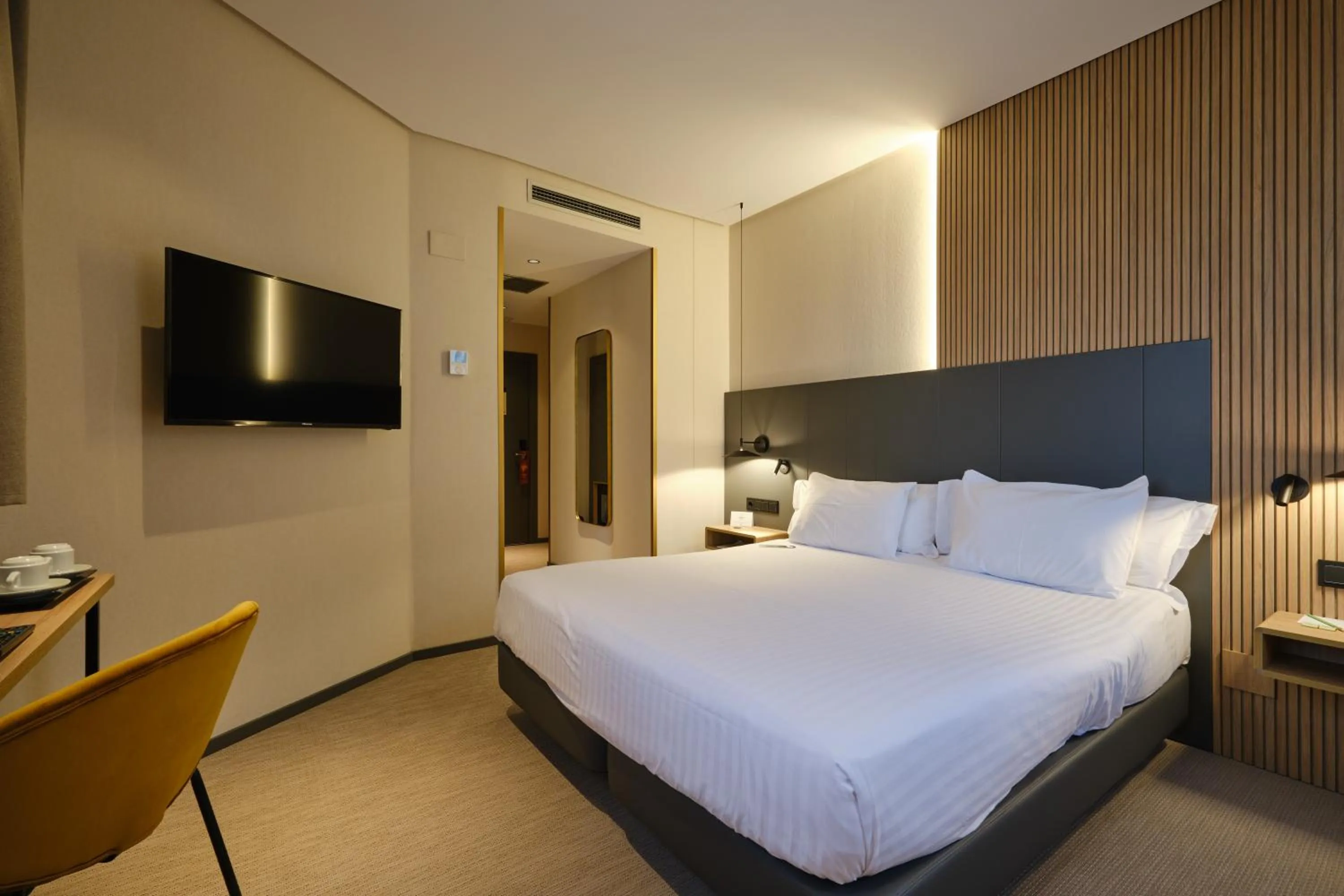 Photo of the whole room, Bed in Silken Ciudad Gijón