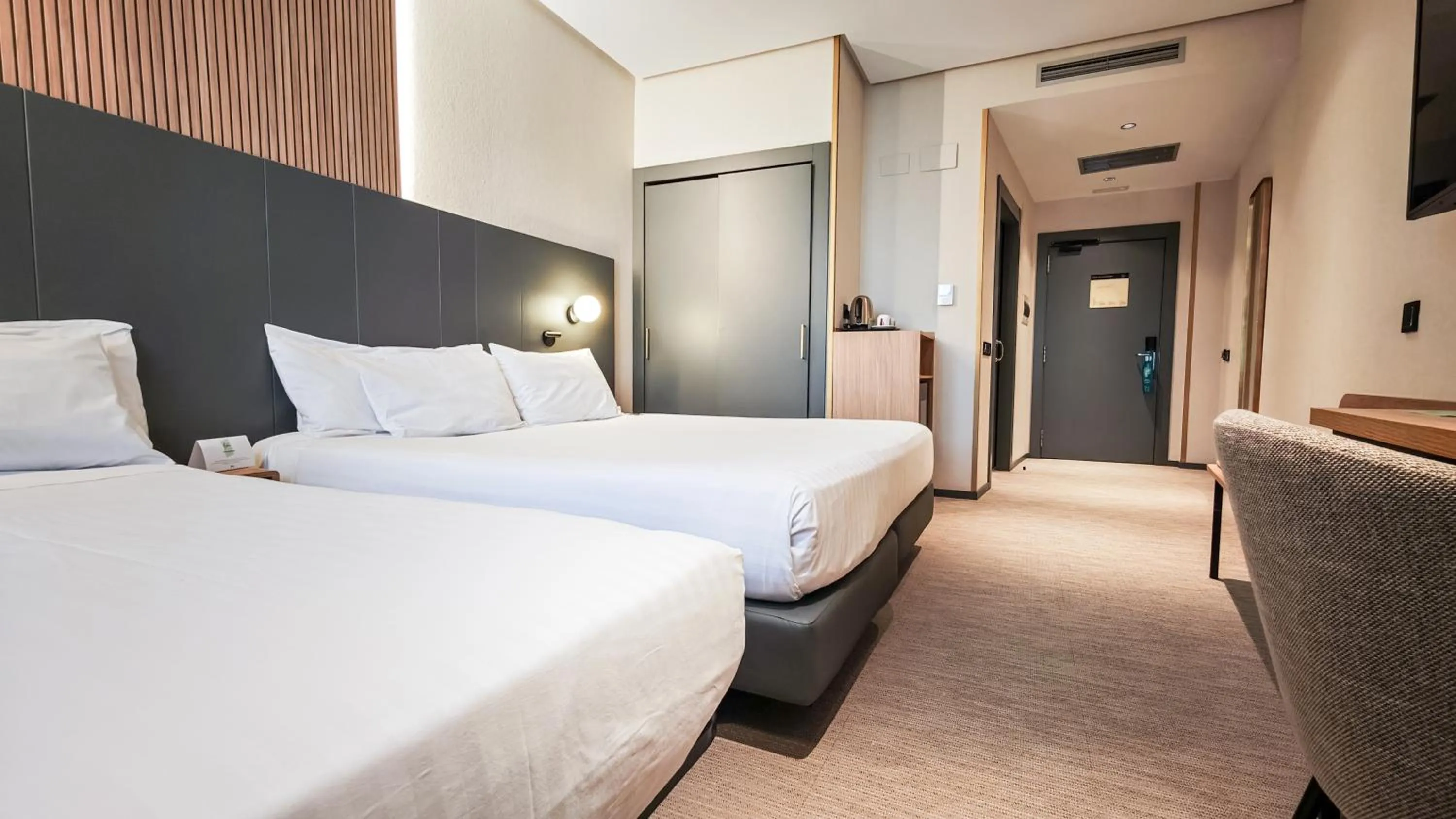 Photo of the whole room, Bed in Silken Ciudad Gijón