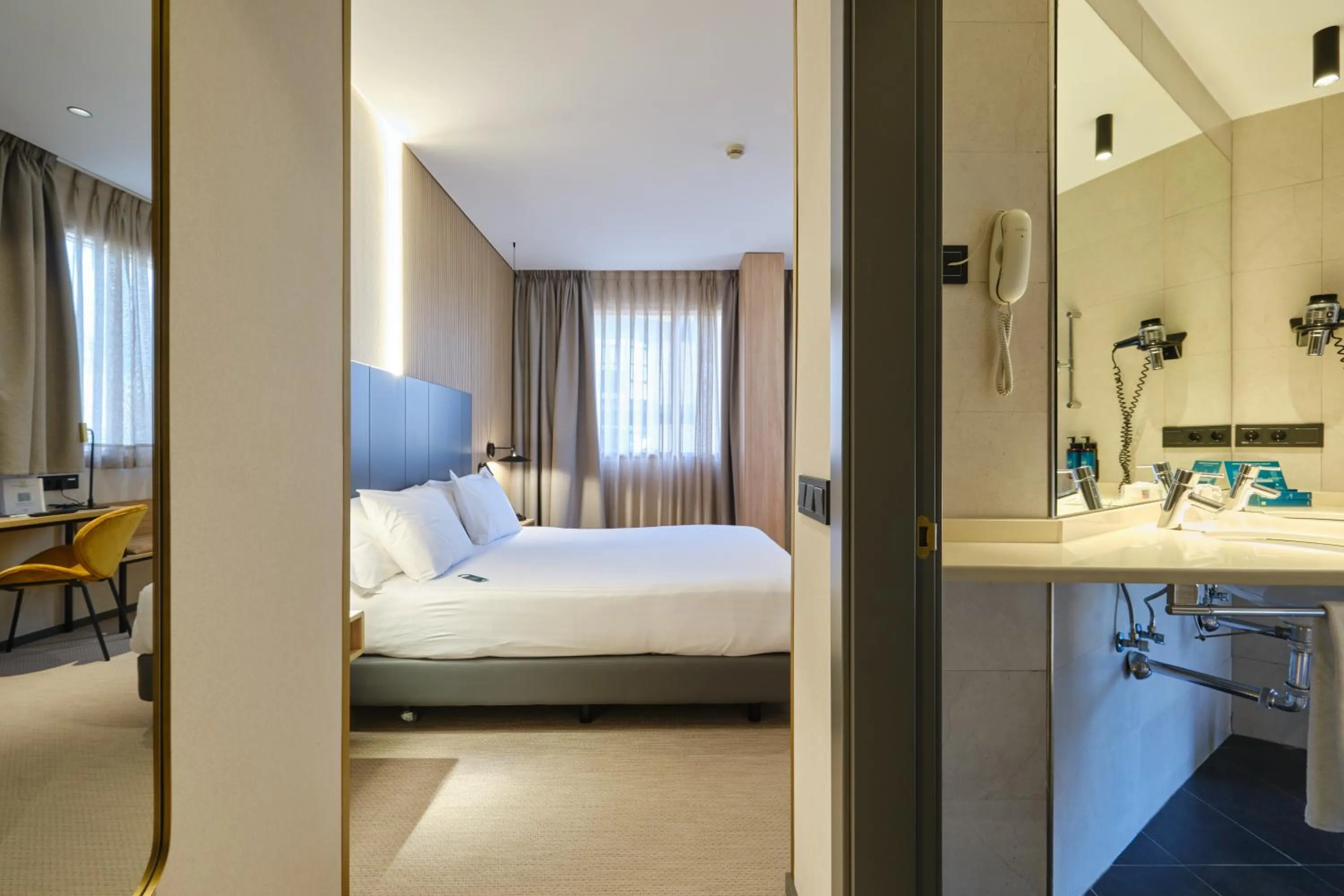 Photo of the whole room, Bed in Silken Ciudad Gijón