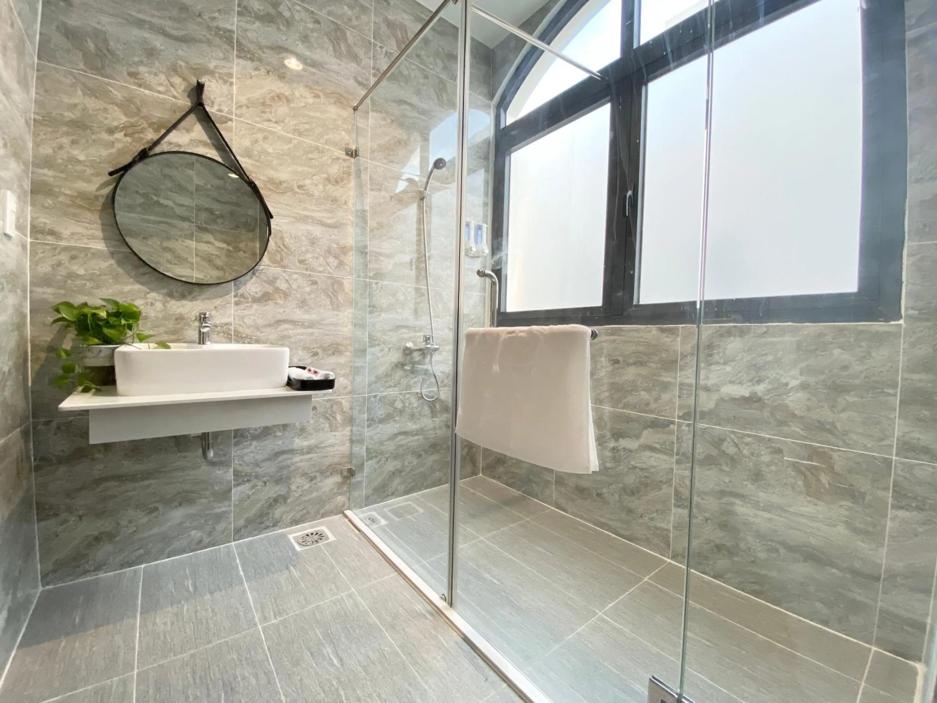 Shower in Elpis Hotel Phu Quoc