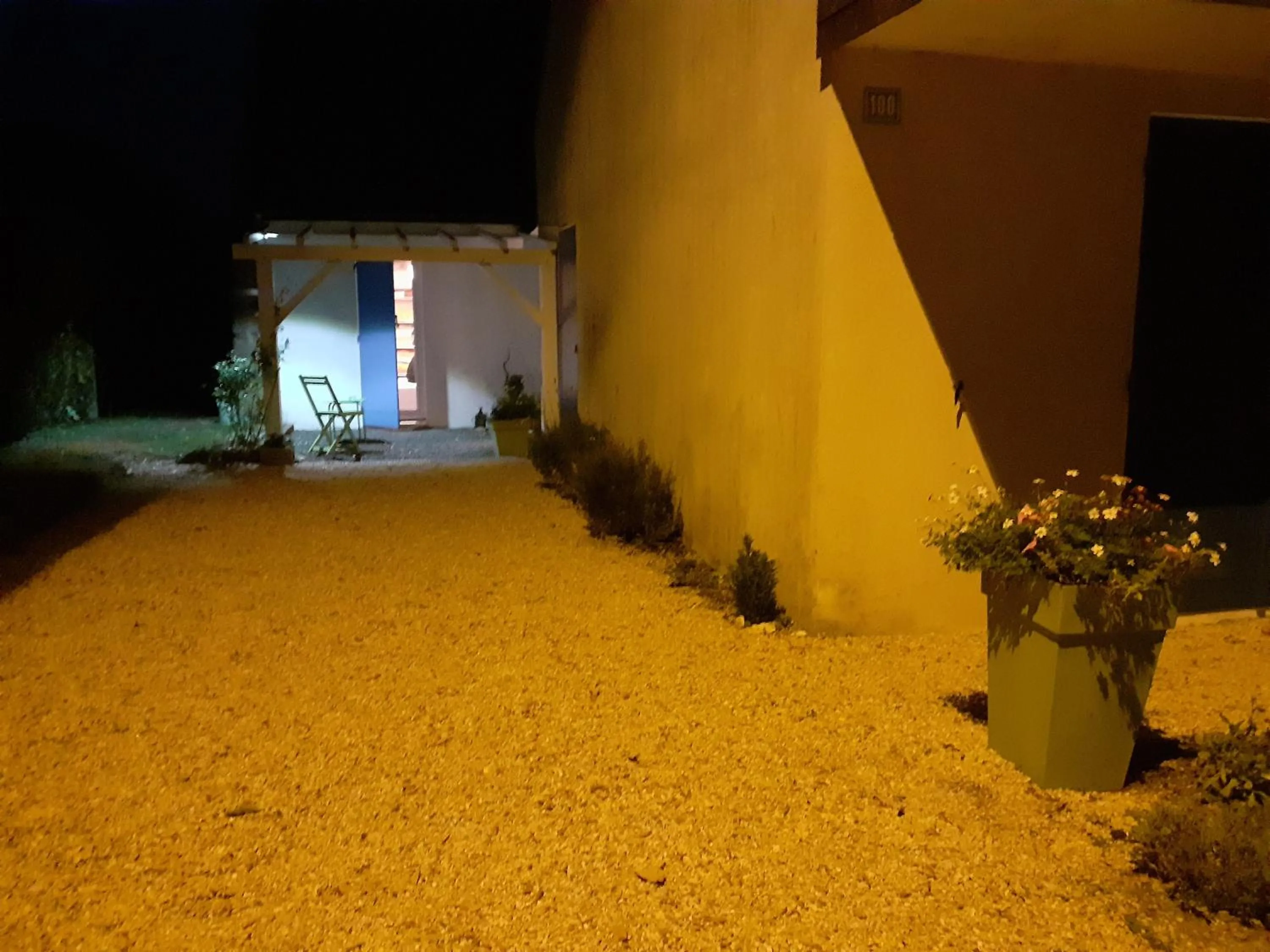 Property Building in Les Oiseaux chambre d'hôtes