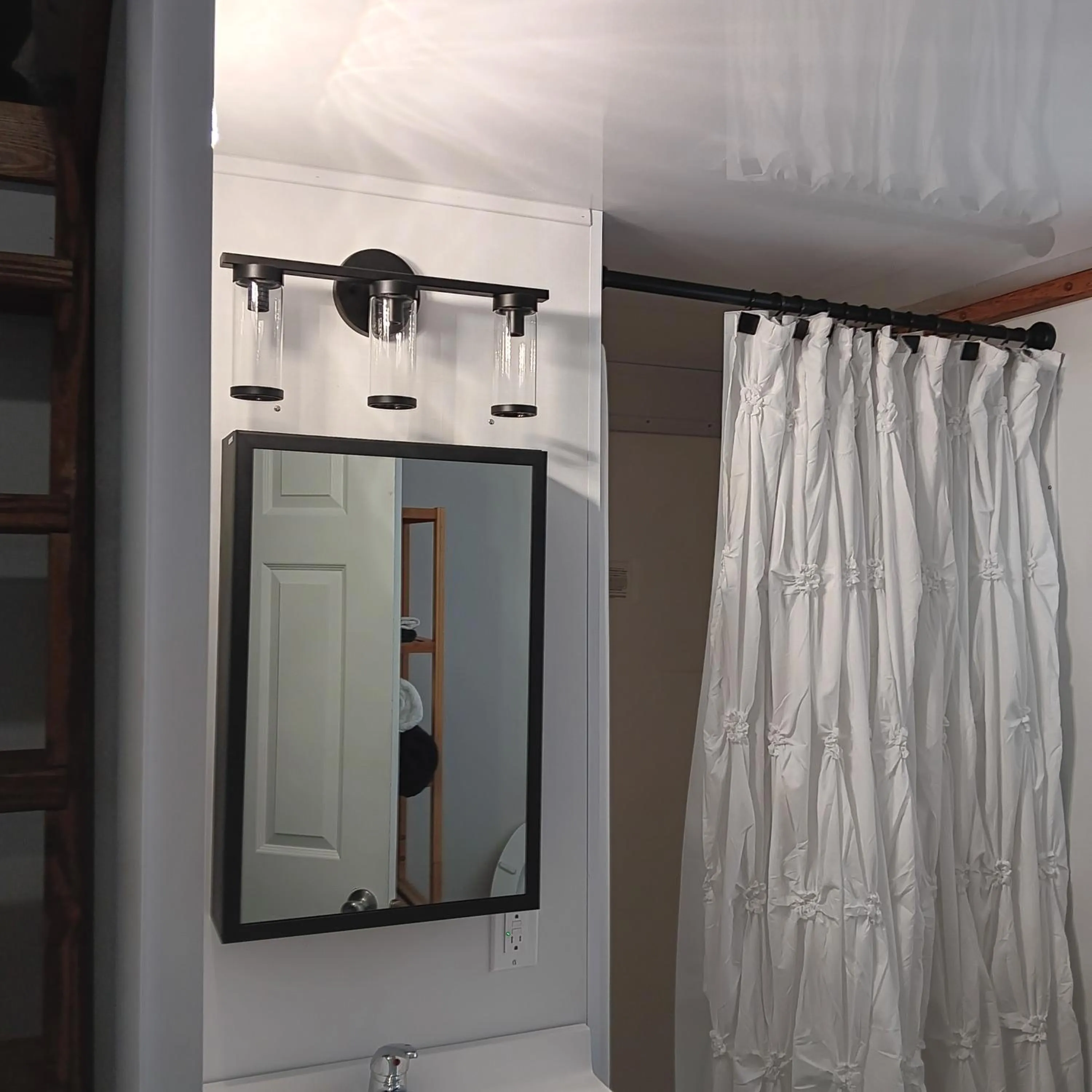 Bathroom in Aqua Lodges At Hurricane Hole Marina