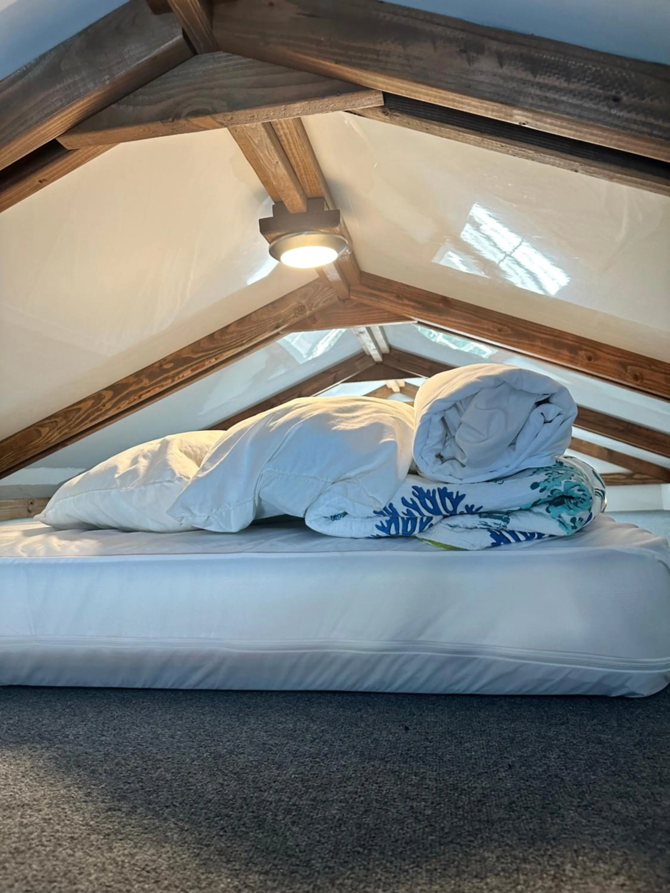 Bed in Aqua Lodges At Hurricane Hole Marina