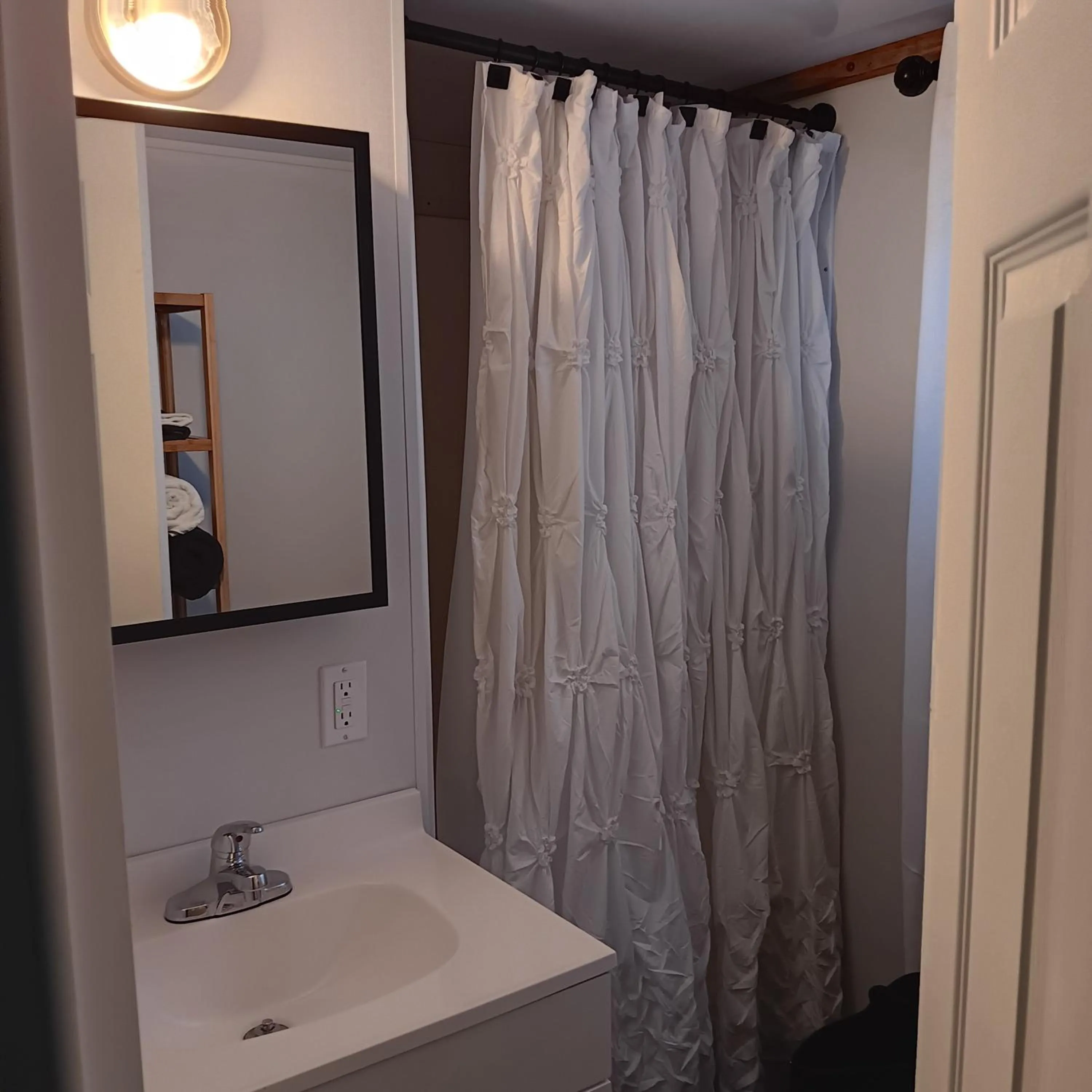 Bathroom in Aqua Lodges At Hurricane Hole Marina