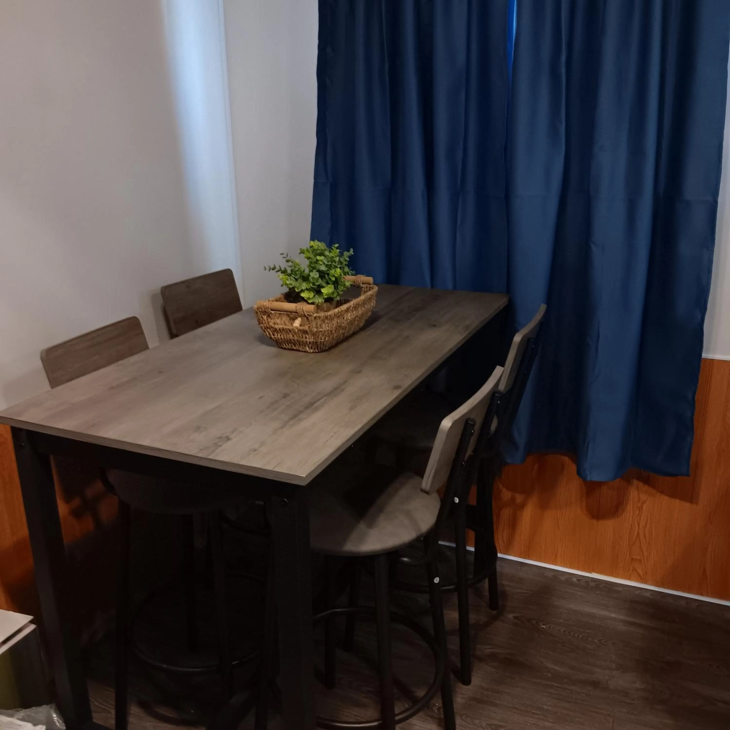 Dining area in Aqua Lodges At Hurricane Hole Marina