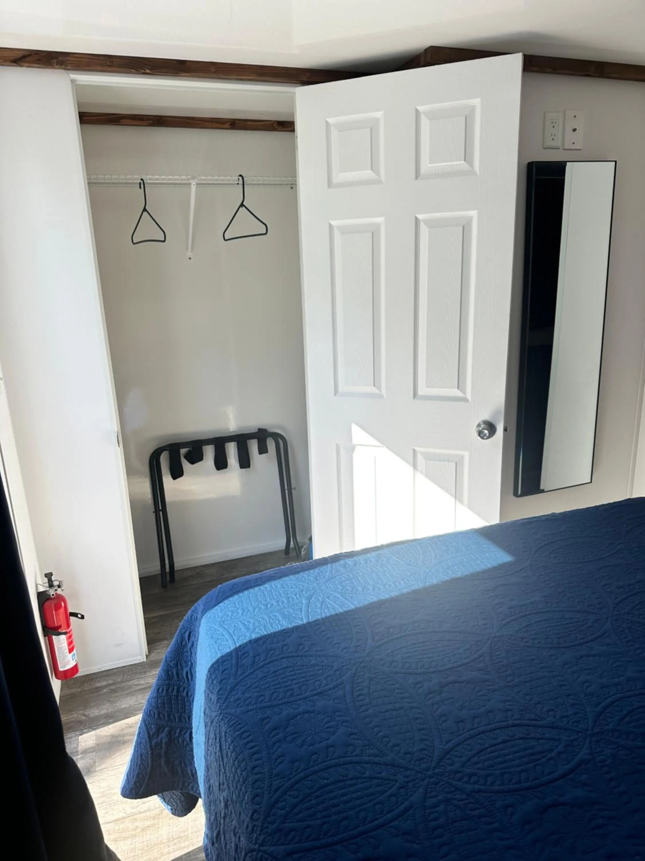 Bed in Aqua Lodges At Hurricane Hole Marina