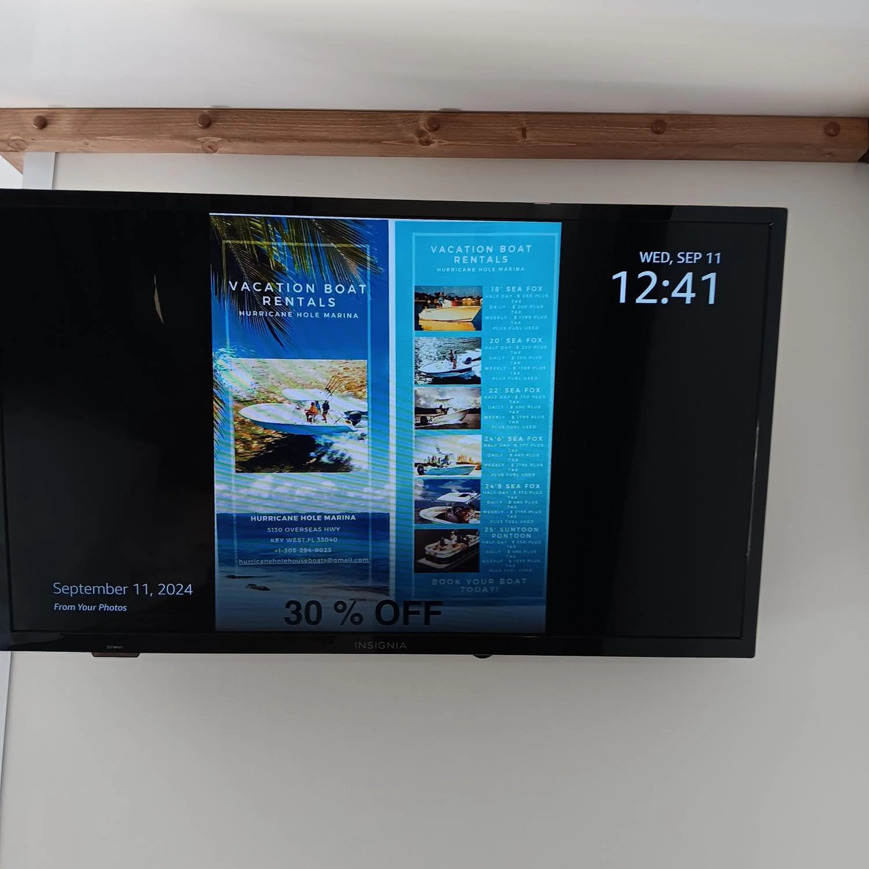 TV and multimedia in Aqua Lodges At Hurricane Hole Marina